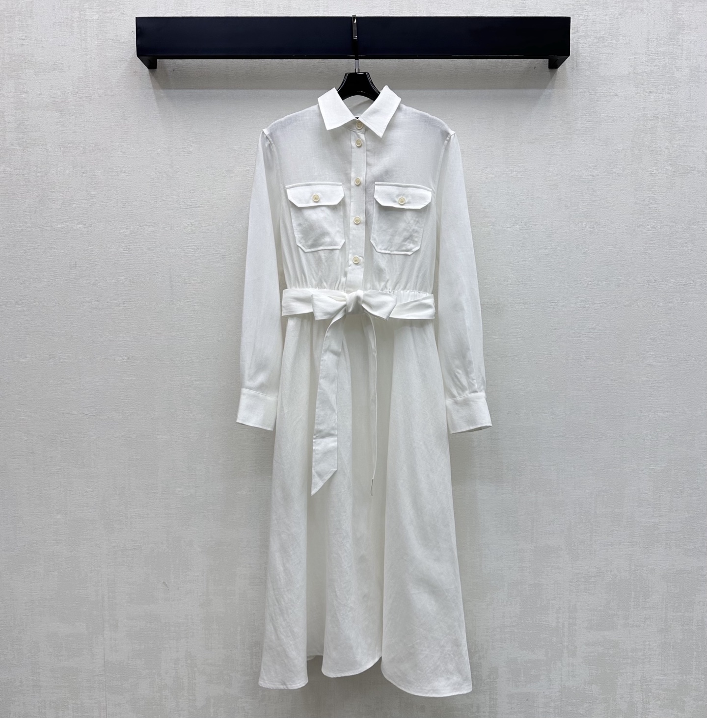 NO:832787,LP*2026 New Arrival Pocket Lace Linen Dress Customized YB imported linen material. The texture is fine and soft, breathable and skin-friendly. The whole body is made of pure white. The classic shirt collar is equipped with a half-open button to adjust the symmetrical flap pocket decoration on the chest to highlight the brand tone. The waist is decorated with the same color original fabric belt to tighten the waist. It modifies the proportion of the body and highlights the waist. Adds layering to the look. Creates a French elegant and relaxed tone. Development of surface accessories. Lapel long-sleeved dress tailoring.  Lazy and high-end, whether for daily commuting or weekend outings, high version, loro piana, skirts, shirts,19860909LP*2026新品上架口袋系带亚麻连衣裙定制YB进口亚麻材质 质地细腻柔软 透气亲肤 通体采用纯净白色调 经典衬衫领搭配半开襟纽扣调节胸前对称翻盖口袋装饰 彰显品牌调性 腰间饰以同色系本布腰带收腰设计 修饰身材比例显腰身 增添造型层次感 打造法式优雅松弛腔调 面辅料开发 翻领长袖连衣裙剪裁 日常通勤还是周末出游穿搭慵懒高级 高版本,,loro piana,skirts,shirts,,Women's clothing