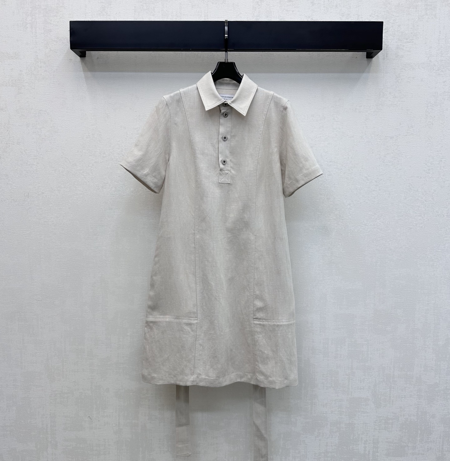 NO:832778,BV*2026 New Arrival Lapel Lace Linen Dress Customized YB imported linen material. The texture is fine and soft. Breathable and skin-friendly. The whole body is made of light oatmeal natural tone. The classic shirt collar is equipped with a half-bracket engraved metal button adjustment design to highlight the brand tone. The waist is decorated with the same color lace waistband to add layering to the look. Create French elegance and relaxed tonality. Development of surface accessories. Lapel short-sleeved dress tailoring. Lazy and advanced daily commuting wear.  High version,,bottega veneta,skirts,shirts,T-shirt,19860909BV*2026新品上架翻领系带亚麻连衣裙定制YB进口亚麻材质 质地细腻柔软 透气亲肤 通体采用浅燕麦色自然色调 经典衬衫领搭配半开襟刻印金属纽扣调节设计 彰显品牌调性 腰间饰以本布同色系系带收腰装饰 增添造型层次感 打造法式优雅松弛调性 面辅料开发 翻领短袖连衣裙剪裁 日常通勤穿搭慵懒高级 高版本,,bottega veneta,skirts,shirts,T-shirt,,Women's clothing
