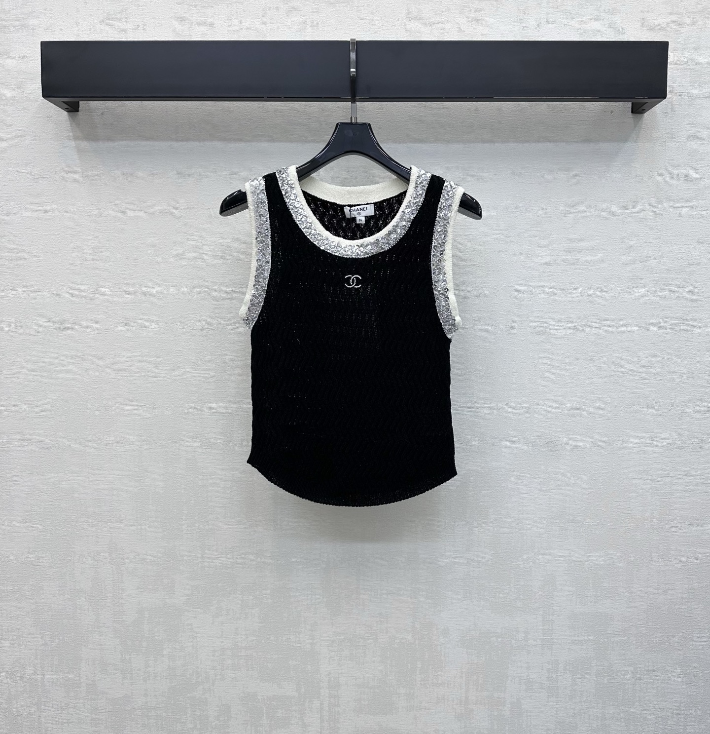 NO:832755,Chane*2026 new arrivals round neck contrast sequined knitted vest customized YB imported wool blend material. The texture is fine and soft, breathable and skin-friendly. The whole body wavy texture adopts classic black and white contrasting design. The collar and cuffs are embellished with hand-stitched silver sequins to add layering to the look. The classic double C letter logo decoration is embellished on the chest to highlight the brand tone and show French elegance and luxury. Surface accessories development. Round neck slim vest tailoring. Casual and sophisticated for daily commuting and dating.  High version 2 colors 36 38 40,,chanel,19860909Chane*2026新品上架圆领撞色亮片针织背心定制YB进口羊毛混纺材质 质地细腻柔软 透气亲肤 通体波浪纹肌理采用经典黑白撞色设计 领边及袖口点缀手缝银色亮片装饰 增添造型层次感 胸前点缀经典双C字母徽标装饰 彰显品牌调性 尽显法式优雅奢华气质 面辅料开发 圆领修身背心剪裁 日常通勤约会随意搭配穿搭精致高级 高版本2色36 38 40,,chanel,,Women's clothing