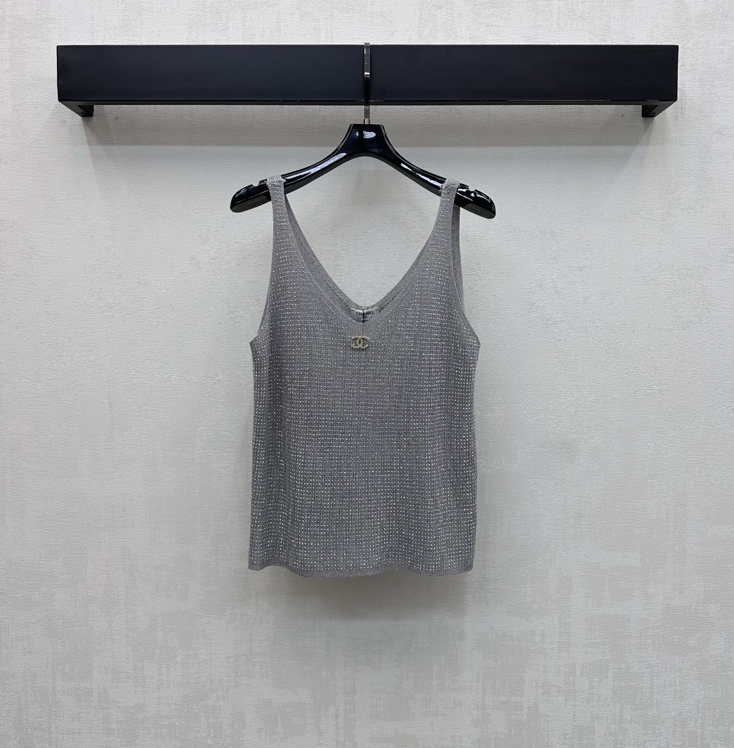 NO:832740,Chane*2026 new products on the shelves V-neck fine glitter suspender knitted vest customized YB imported wool blended knitted material. The texture is fine and soft, breathable and skin-friendly. The whole body is made of high-grade gray silver tone. It is combined with the full-length micro-elastic fine glitter weaving process to add layering to the shape. The iconic double C metal logo decoration is embellished on the chest to highlight the brand tone and create a French elegant and luxurious style. Surface accessories are developed. V-neck slim suspender tailoring. Casual matching for daily commuting and appointments. Exquisite and advanced. High version 2 colors 36  38 40,,chanel,19860909Chane*2026新品上架V领细闪吊带针织背心定制YB进口羊毛混纺针织材质 质地细腻柔软 透气亲肤 通体采用高级灰银色调 配合满幅微弹细闪编织工艺 增添造型层次感 胸前点缀标志性双C金属徽标装饰 彰显品牌调性 打造法式优雅奢华风格 面辅料开发 V领修身吊带剪裁 日常通勤约会随意搭配穿搭精致高级  高版本2色36 38 40,,chanel,,Women's clothing