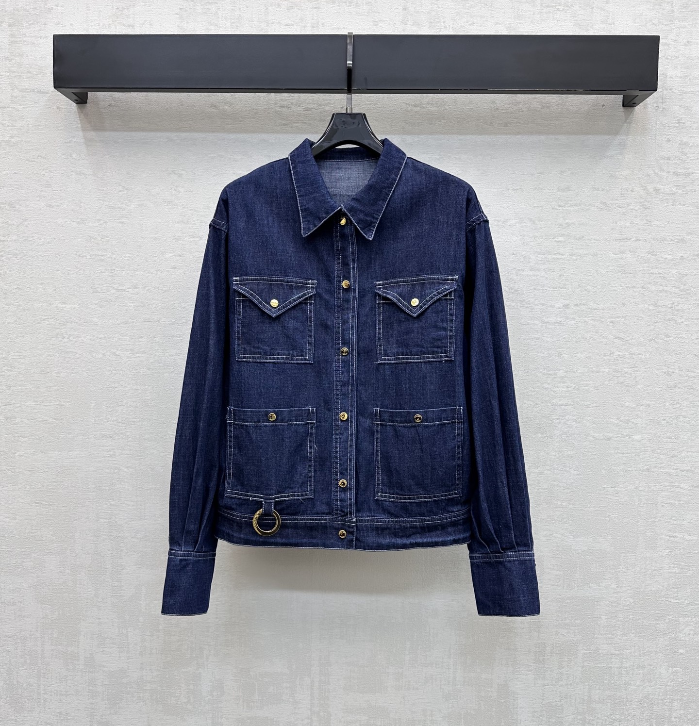 NO:832855,Celin*2026 new arrival lapel multi-pocket denim jacket customized with YB imported twill cotton denim material. The texture is fine and soft, breathable and skin-friendly. The whole body is made of dark blue retro washed tone. The classic lapel design is matched with a single row of metal engraved buttons on the front to add layering to the look. It is designed with symmetrical multi-pockets on the chest and hem. It echoes the metal ring buckle embellishment below to highlight the brand tone. Development of surface accessories. Lapel shirt jacket style tailoring  Wear casually for daily commuting or weekend outings, fashionable and high-end high version, celine, jackets & coats, shirts,19860909Celin*2026新品上架翻领多口袋牛仔外套定制YB进口斜纹全棉牛仔材质 质地细腻柔软 透气亲肤 通体采用深蓝复古水洗色调 经典翻领设计搭配前襟单排金属刻印纽扣调节处理 增添造型层次感 配合胸前及下摆对称多口袋设计 呼应下方金属圆环扣点缀装饰 彰显品牌调性 面辅料开发 翻领衬衫外套版型剪裁 日常通勤还是周末出游随意搭配穿搭时髦高级 高版本,,celine,jackets & coats,shirts,,Women's clothing