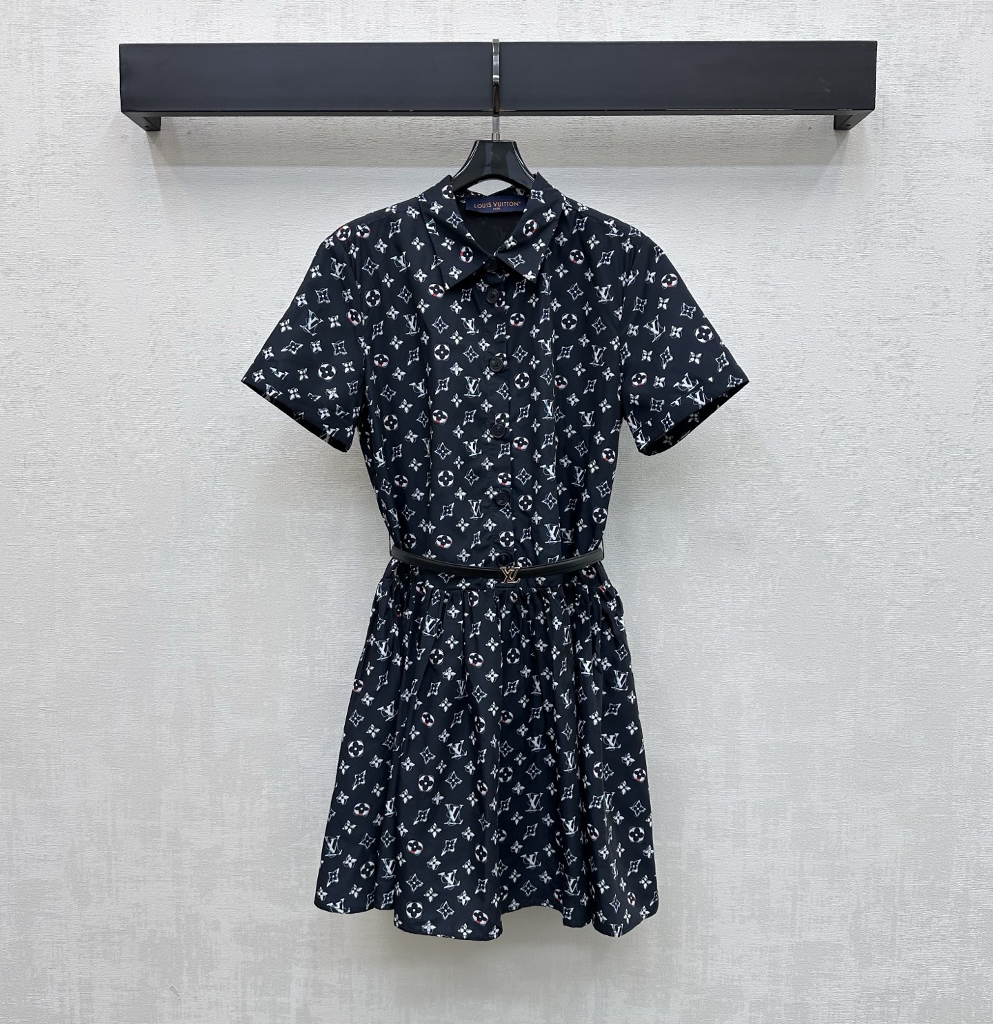 NO:834816,Louis Vuitto*2026 New Arrival Belt Printed Dress Customized YB imported twill thick material Texture and gloss Breathable and comfortable All-over iconic leaf and letter print pattern elements Highlight the brand tone Use the half-brack button to adjust the pleated skirt design for easy putting on and take off Use the iconic metal buckle belt to outline the waist decoration Add a sense of layering to the look Surface accessories development Lapel short-sleeved dress tailoring Excellent and fashionable for commuting and dating High version, Louis  vuitton,skirts,T-shirt,19860909Louis Vuitto*2026新品上架腰带印花连衣裙定制YB进口斜纹稠材质 质感光泽 透气舒适 通体标志性叶草字母印花图案元素 彰显品牌调性 沿用半开襟纽扣调节压褶裙摆设计方便穿脱 配合标志性金属扣皮带勾勒腰身装饰 增添造型层次感 面辅料开发 翻领短袖连衣裙剪裁 通勤约会穿搭出彩时髦  高版本,,louis vuitton,skirts,T-shirt,,Women's clothing