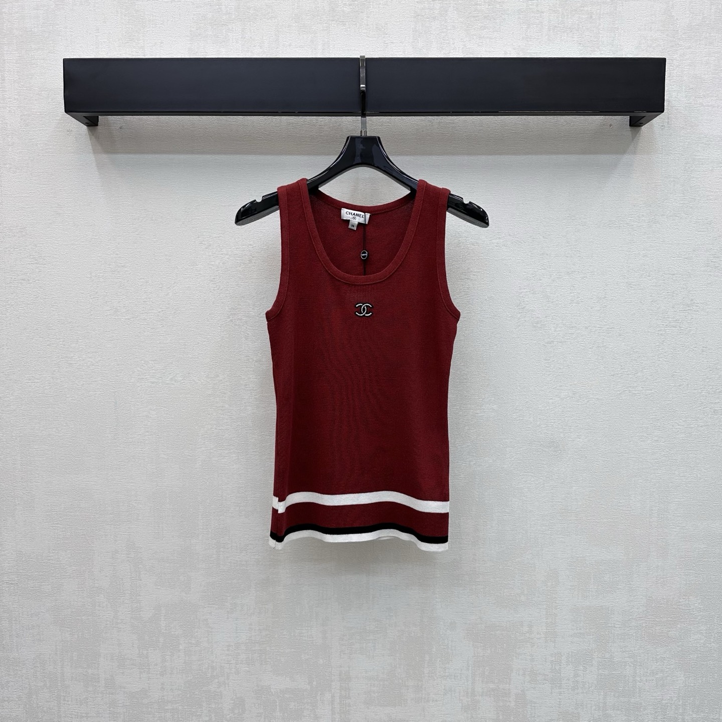 NO:834804,Chane*2026 new products are on the shelves. The spliced striped knitted vest is made of YB imported blended knitted material. The texture is fine and soft, breathable and skin-friendly. The whole body is made of retro tones. It is matched with the classic round neck design and spliced stripe elements on the hem to add layering to the look. The iconic double C letter logo decoration is embellished on the chest to highlight the brand tone. Create a French elegant and sporty style. Development of surface accessories. Round neck slim vest tailoring. It is stylish and stylish for daily commuting or weekend outings. High version 2 colors 36  38 40,,chanel,19860909Chane*2026新品上架拼接条纹针织背心定制YB进口混纺针织材质 质地细腻柔软 透气亲肤 通体采用复古色调 配合经典圆领设计搭配下摆拼接条纹元素 增添造型层次感 胸前点缀标志性双C字母徽标装饰 彰显品牌调性 打造法式优雅运动风格 面辅料开发 圆领修身背心剪裁 日常通勤还是周末出游随意搭配出彩时髦 高版本2色36 38 40,,chanel,,Women's clothing