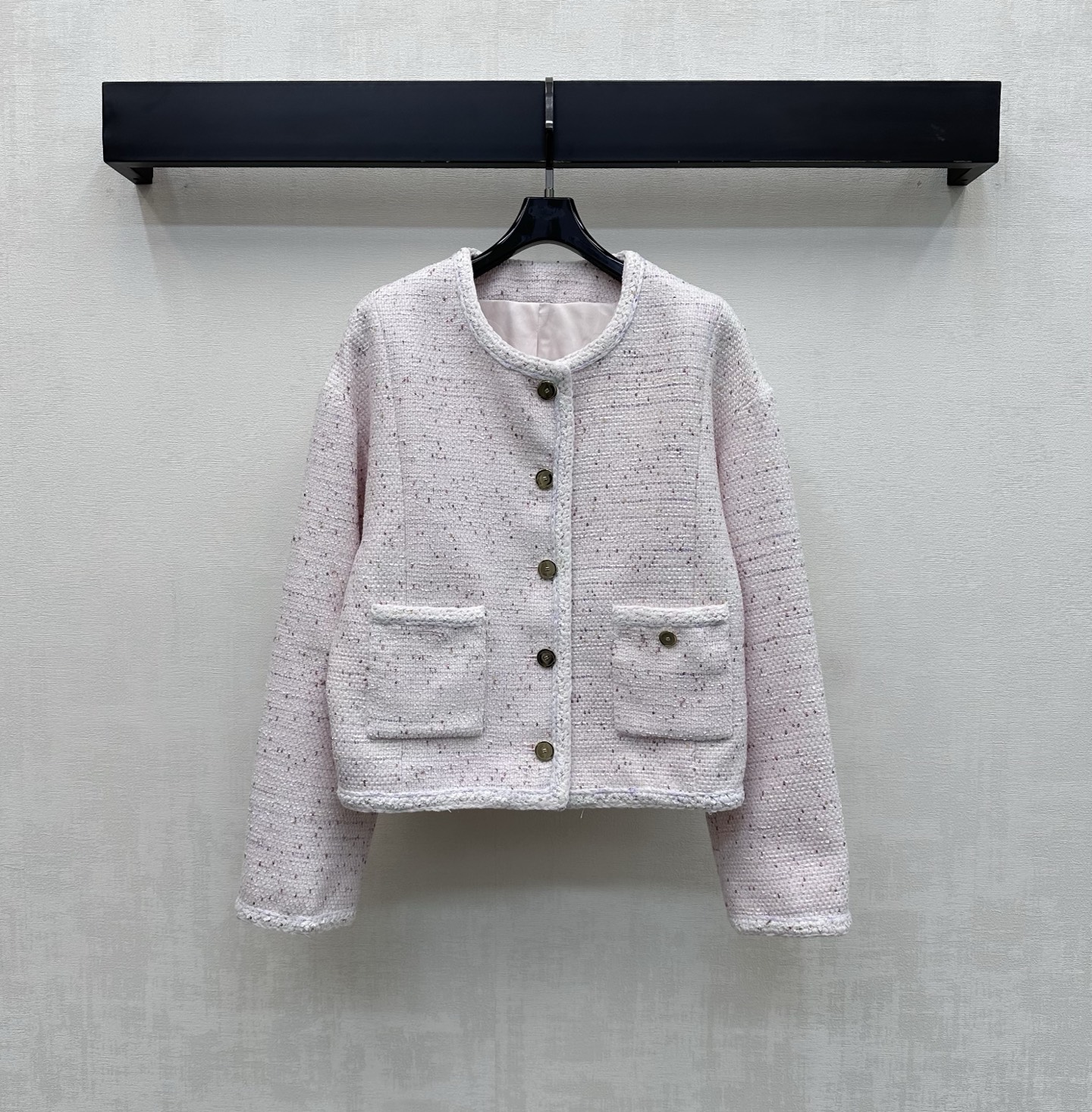 NO:834795,Chane*2026 new products are on the shelves. The bound dress jacket is made of YB imported slub material. It has a high-end texture and looks. Three-dimensional cutting and exquisite tweed present a classic style. Contrast color hand-bundled details are used to add layering to the look. Heavy-duty engraved metal buttons for adjustment and decoration highlight the brand tone. Development of surface accessories. Round-neck jacket tailoring. Layering elegance. High version 36 38 40,, chanel, jackets & coats,19860909Chane*2026新品上架捆边洋装外套定制YB进口粗纺毛呢材质 质感高级品相十足 立体裁剪配合精致粗花呢呈现经典小香风 沿用撞色手工捆边细节设计 增添造型层次感 重工刻印金属纽扣调节装饰 彰显品牌调性 面辅料开发 圆领外套版型剪裁 叠穿优雅气质 高版本36 38 40,,chanel,jackets & coats,,Women's clothing