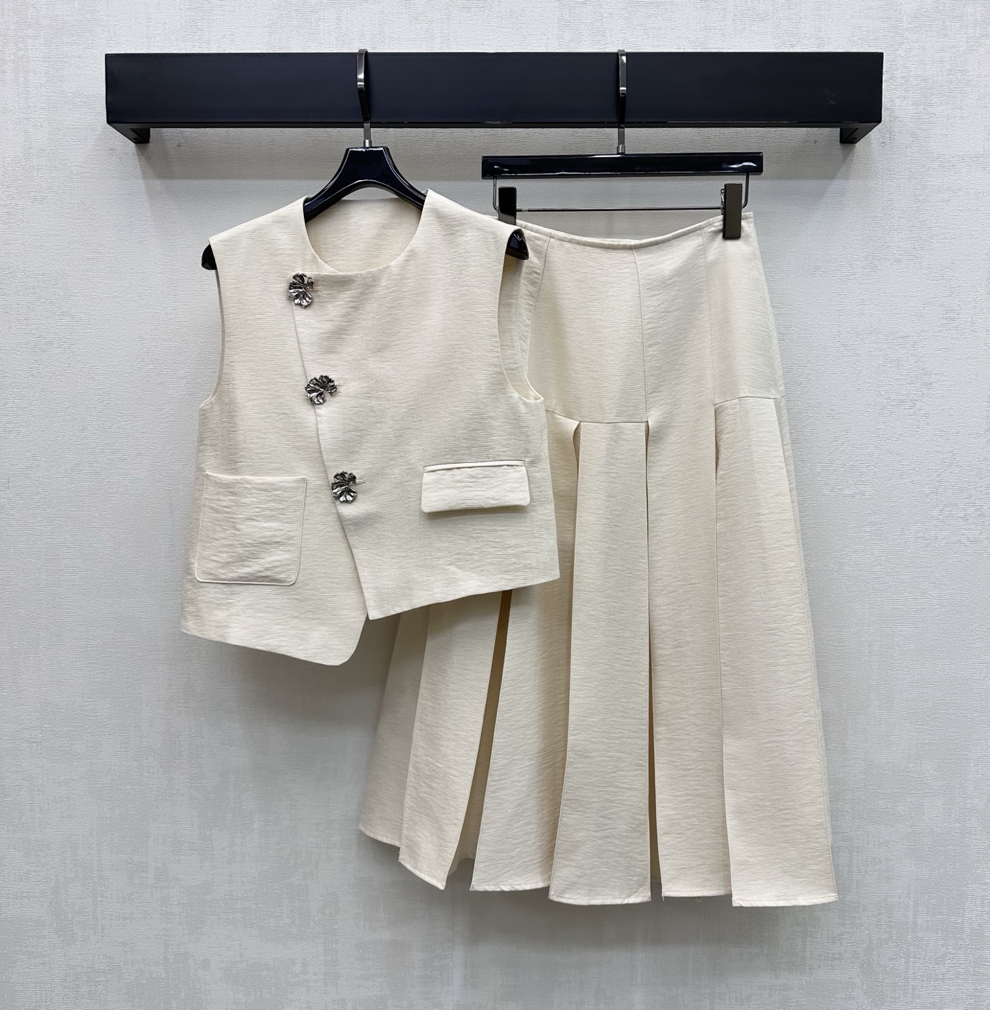 NO:834783,Chane*2026 new products are on the shelves. The oblique placket flower button vest skirt suit is made of customized YB imported material. The texture is fine and soft, breathable and skin-friendly. The whole body is made of cream white and pure black. The classic round neck design is matched with three three-dimensional flower buttons on the oblique placket to adjust the decoration. It highlights the brand tone. Irregular cutting and asymmetrical pocket design at the hem add layering to the look. Development of surface accessories. Round neck vest pleated skirt suit to create a French elegant college style.  Wear it casually for daily commuting or weekend outings. Lazy and high-end. High version 2 colors 36-42, chanel, skirts,19860909Chane*2026新品上架斜门襟花朵扣马甲半裙套装定制YB进口材质 质地细腻柔软 透气亲肤 通体采用奶油白纯黑色调 经典圆领设计搭配斜门襟三颗立体花朵纽扣调节装饰 彰显品牌调性 下摆不规则裁剪与不对称口袋设计 增添造型层次感 面辅料开发 圆领马甲百褶半裙套装 打造法式优雅学院风格 日常通勤还是周末出游随意搭配穿搭慵懒高级 高版本2色36-42,,chanel,skirts,,Women's clothing