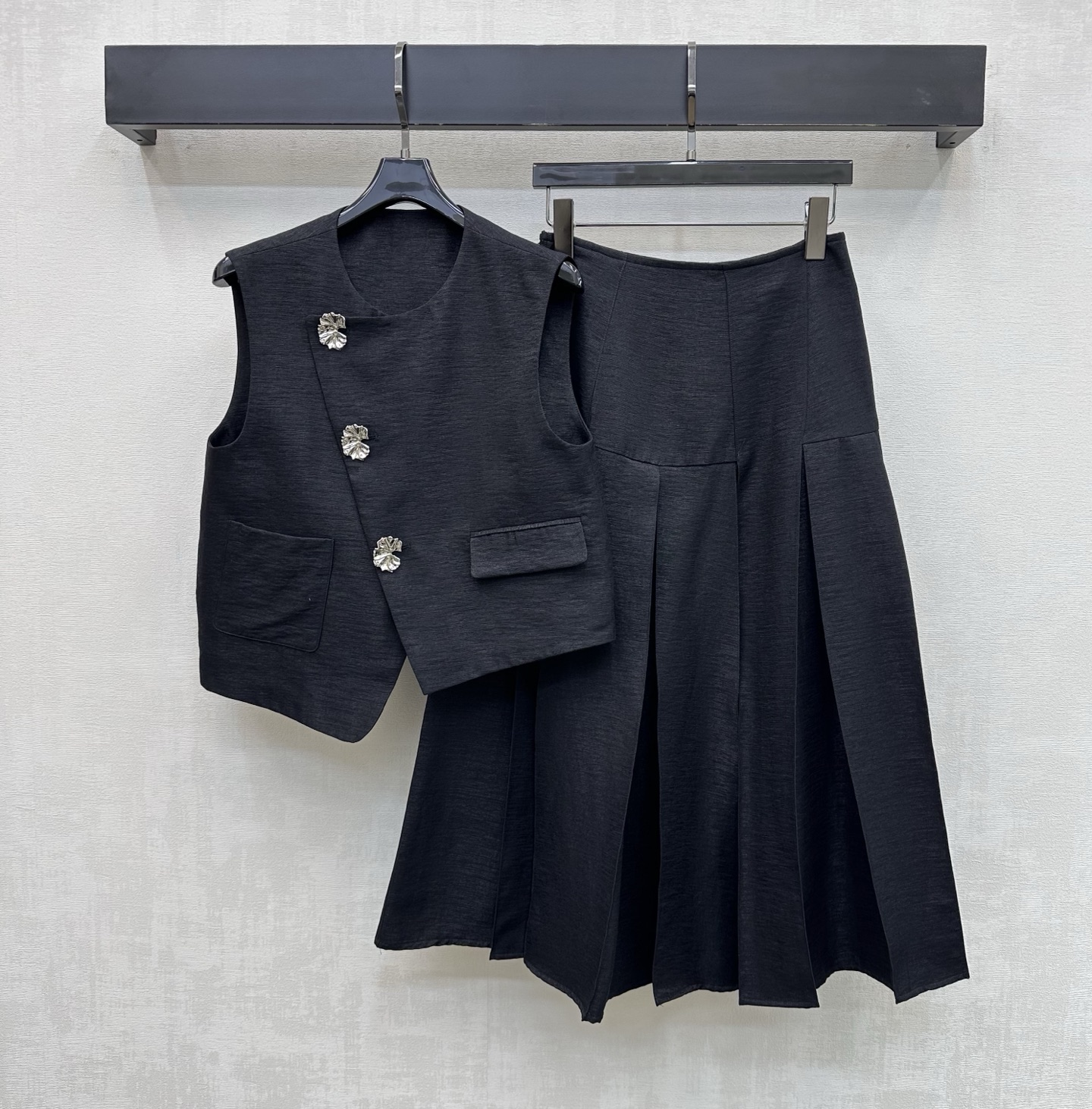 NO:834828,Chane*2026 new products are on the shelves. The oblique placket flower button vest skirt suit is made of customized YB imported material. The texture is fine and soft, breathable and skin-friendly. The whole body is made of cream white and pure black. The classic round neck design is matched with three three-dimensional flower buttons on the oblique placket to adjust the decoration. It highlights the brand tone. Irregular cutting and asymmetrical pocket design at the hem add layering to the look. Development of surface accessories. Round neck vest pleated skirt suit to create a French elegant college style.  Wear it casually for daily commuting or weekend outings. Lazy and high-end. High version 2 colors 36-42, chanel, skirts,19860909Chane*2026新品上架斜门襟花朵扣马甲半裙套装定制YB进口材质 质地细腻柔软 透气亲肤 通体采用奶油白纯黑色调 经典圆领设计搭配斜门襟三颗立体花朵纽扣调节装饰 彰显品牌调性 下摆不规则裁剪与不对称口袋设计 增添造型层次感 面辅料开发 圆领马甲百褶半裙套装 打造法式优雅学院风格 日常通勤还是周末出游随意搭配穿搭慵懒高级 高版本2色36-42,,chanel,skirts,,Women's clothing