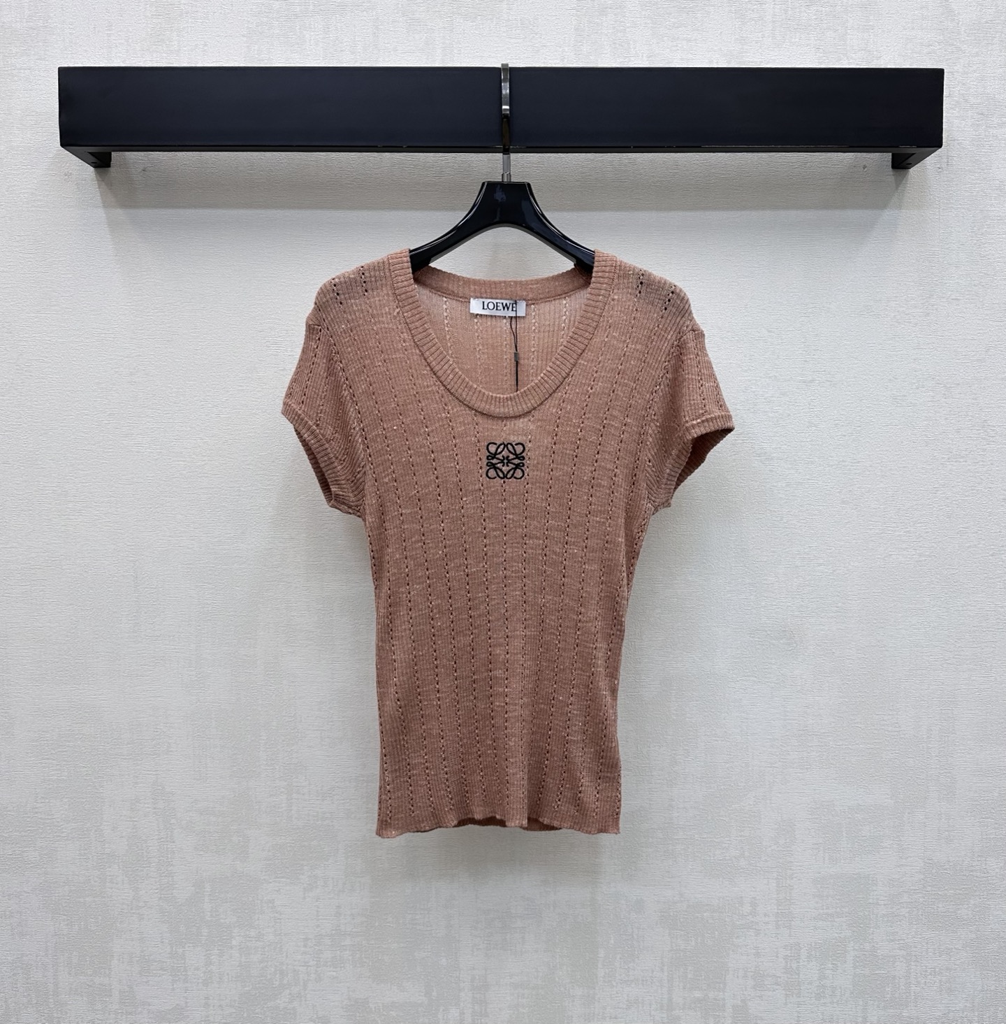 NO:834782,Loew*2026 new products are on the shelves. Round neck short-sleeved hollow knit. Customized YB imported blended knitted material. The texture is fine and soft. Breathable and skin-friendly. The whole body is made of retro dirty pink. Classic round neck design with vertical stripes hollow texture elements to add layering to the look. The iconic embroidered brand logo is decorated in the center of the chest to highlight the brand's tone. Create a French elegant and casual style. Development of surface accessories. Cutting of round neck short-sleeved tops.  Wear it casually for daily commuting or weekend outings. Lazy and high-end high version, loewe, T-shirt,19860909Loew*2026新品上架圆领短袖镂空针织 定制YB进口混纺针织材质 质地细腻柔软 透气亲肤 通体采用复古脏粉色调 经典圆领设计搭配竖条纹镂空肌理元素 增添造型层次感 胸前居中点缀标志性刺绣品牌徽标装饰 彰显品牌调性 打造法式优雅随性风格 面辅料开发 圆领短袖上衣剪裁 日常通勤还是周末出游随意搭配穿搭慵懒高级 高版本,,loewe,T-shirt,,Women's clothing