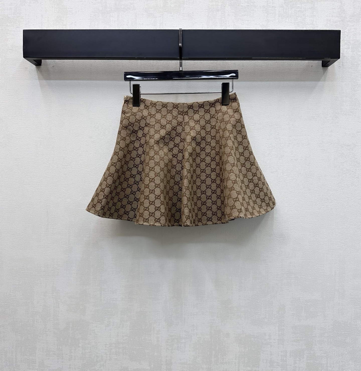 NO:834772,Gucc*2026 New Products Pleated Mini Skirt Customized YB Imported Canvas Material High-Quality Texture Stiff and Stylish Ready-made Clothes Simple Plain Color Matching Line Design Highlights Brand Tonality Ultra-Short Pleated Cutout Highlights Brand Tonality Development of Surface Accessories High-Waist Pleated Short Skirt Tailoring Elegant and Charming Style Cutting to Modify Legs Casual Matching and Wearing for More High-end Fashion High Version 2 Colors, Gucci, Skirts,19860909Gucc*2026新品上架压褶迷你半裙定制YB进口帆布材质 质感高级 挺括有型 成衣简约素色配合线条设计 彰显品牌调性 超短压褶裁剪版型 彰显品牌调性 面辅料开发 高腰压褶短裙剪裁 气质优雅迷人 裁剪有型修饰双腿 随意搭配穿搭更具高级时尚感  高版本2色,,gucci,skirts,,Women's clothing