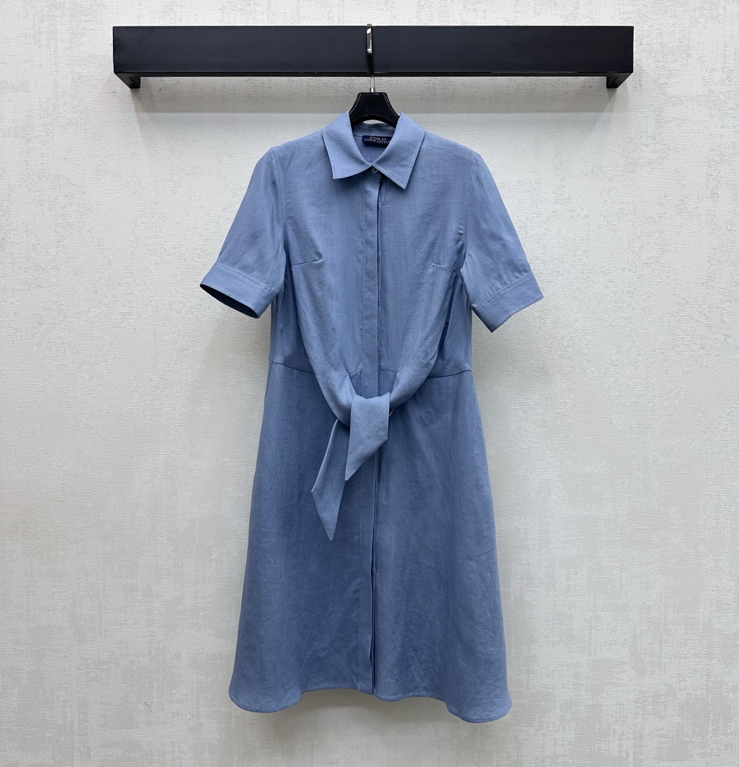 NO:834802,Ralph Laure*2026 New Arrivals Lace-up Linen Dress Customized YB imported linen material Breathable and comfortable, full of texture All-over plain base with fabric lace decoration at the waist to add layering to the look Hidden placket button adjustment design Highlights the brand tone Development of fabric accessories Lapel short-sleeved dress tailoring High-end style for daily commuting and dating High version 3 colors, loro piana, skirts, T-shirt,19860909Ralph Laure*2026新品上架系带亚麻连衣裙定制YB进口亚麻材质 透气舒适 质感十足 通体素色打底 搭配腰间本布系带装饰 增添造型层次感 隐藏式开襟纽扣调节设计 彰显品牌调性 面辅料开发 翻领短袖连衣裙剪裁 日常通勤约会穿搭高级洋气  高版本3色,,loro piana,skirts,T-shirt,,Women's clothing