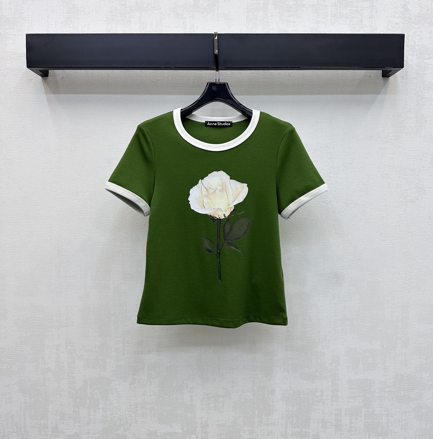 NO:834827,Acne*2026 new products are on the shelves. Rose printed short sleeves. Customized YB imported twill cotton material. The texture is fine and soft. Breathable and skin-friendly. The whole body is made of retro forest green tones. With the contrasting collar and cuff design, it adds a sense of layering to the look. The rose flower print pattern is decorated on the chest to highlight the brand tone. Create a French elegant and romantic atmosphere. Surface accessories development. Round neck short-sleeved T-shirt tailoring. Casual and fashionable for daily commuting. High version 2 colors,,acne  studios,T-shirt,tees,t-shirt,19860909Acne*2026新品上架玫瑰印花短袖 定制YB进口斜纹棉材质 质地细腻柔软 透气亲肤 通体采用复古森林绿色调 配合撞色领边袖口设计 增添造型层次感 胸前点缀玫瑰花卉印花图案装饰 彰显品牌调性 打造法式优雅浪漫氛围 面辅料开发 圆领短袖T恤剪裁 日常通勤随意搭配穿搭休闲时髦 高版本2色,,acne studios,T-shirt,tees，t-shirt,,Women's clothing