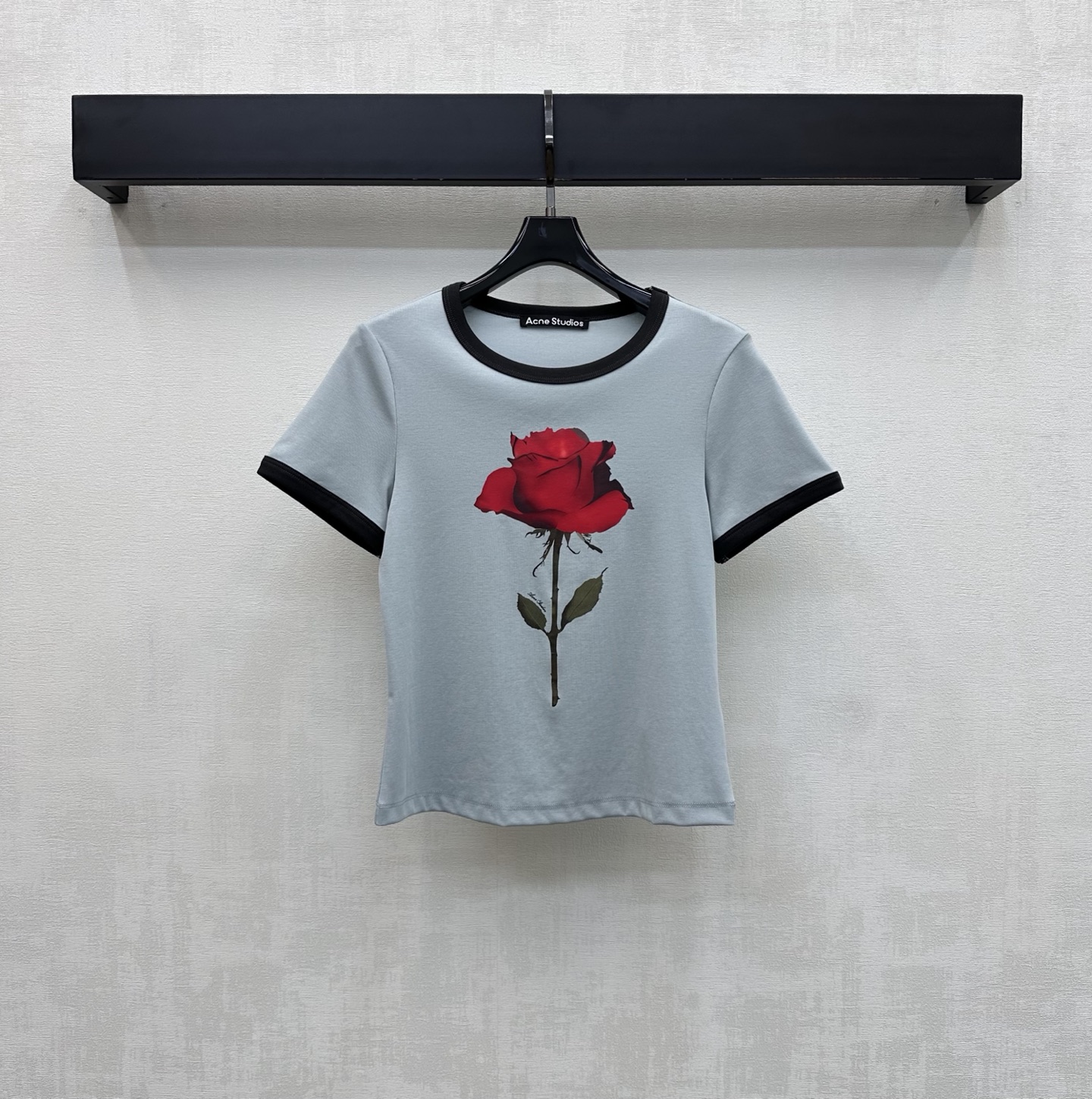 NO:834784,Acne*2026 new products are on the shelves. Rose printed short sleeves. Customized YB imported twill cotton material. The texture is fine and soft. Breathable and skin-friendly. The whole body is made of retro forest green tones. With the contrasting collar and cuff design, it adds a sense of layering to the look. The rose flower print pattern is decorated on the chest to highlight the brand tone. Create a French elegant and romantic atmosphere. Surface accessories development. Round neck short-sleeved T-shirt tailoring. Casual and fashionable for daily commuting. High version 2 colors,,acne  studios,T-shirt,tees,t-shirt,19860909Acne*2026新品上架玫瑰印花短袖 定制YB进口斜纹棉材质 质地细腻柔软 透气亲肤 通体采用复古森林绿色调 配合撞色领边袖口设计 增添造型层次感 胸前点缀玫瑰花卉印花图案装饰 彰显品牌调性 打造法式优雅浪漫氛围 面辅料开发 圆领短袖T恤剪裁 日常通勤随意搭配穿搭休闲时髦 高版本2色,,acne studios,T-shirt,tees，t-shirt,,Women's clothing