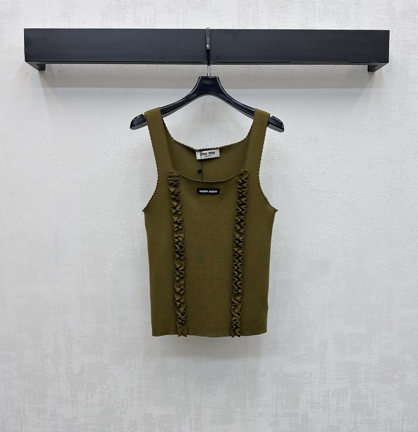NO:834821,Miumi*2026 new products are on the shelves. The ear-edge knitted vest is made of YB imported blended knitted material. The texture is fine and soft, breathable and skin-friendly. The whole body is made of retro tones. It is designed with a U-shaped neckline and three-dimensional ear-edge splicing on both sides of the front to add layering to the look. The iconic letter logo is decorated in the center of the chest to highlight the brand's tone. Create a French elegant and sweet style. Development of surface accessories. Slim-fitting vest style tailoring. Casual matching for daily commuting and weekend outings. Lazy and advanced.  High version 2 colors,,miumiu,19860909Miumi*2026新品上架木耳边针织背心定制YB进口混纺针织材质 质地细腻柔软 透气亲肤 通体采用复古色调 配合U型领口设计搭配前襟两侧立体木耳边拼接处理 增添造型层次感 胸前居中点缀标志性字母徽标装饰 彰显品牌调性 打造法式优雅甜美风格 面辅料开发 修身背心版型剪裁 日常通勤周末出游随意搭配穿搭慵懒高级 高版本2色,,miumiu,,Women's clothing