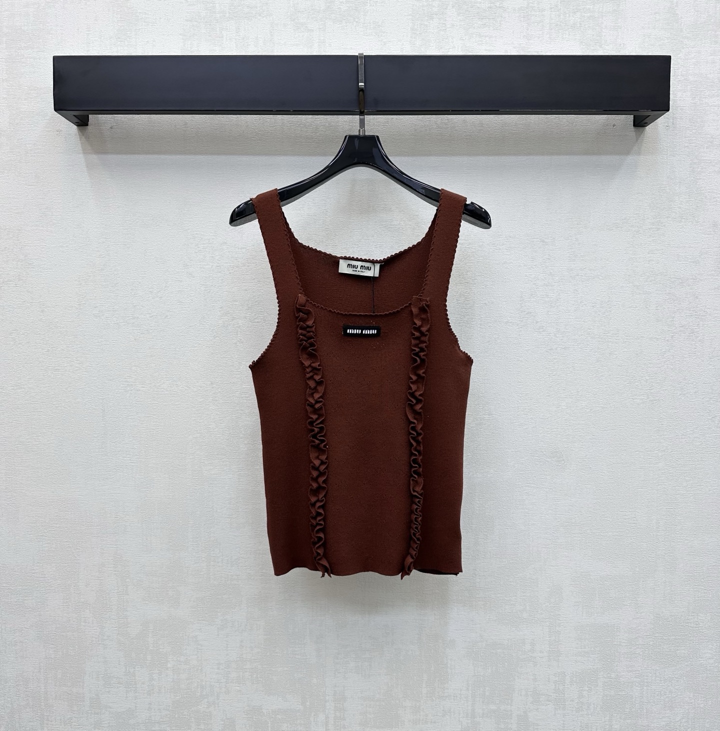 NO:834809,Miumi*2026 new products are on the shelves. The ear-edge knitted vest is made of YB imported blended knitted material. The texture is fine and soft, breathable and skin-friendly. The whole body is made of retro tones. It is designed with a U-shaped neckline and three-dimensional ear-edge splicing on both sides of the front to add layering to the look. The iconic letter logo is decorated in the center of the chest to highlight the brand's tone. Create a French elegant and sweet style. Development of surface accessories. Slim-fitting vest style tailoring. Casual matching for daily commuting and weekend outings. Lazy and advanced.  High version 2 colors,,miumiu,19860909Miumi*2026新品上架木耳边针织背心定制YB进口混纺针织材质 质地细腻柔软 透气亲肤 通体采用复古色调 配合U型领口设计搭配前襟两侧立体木耳边拼接处理 增添造型层次感 胸前居中点缀标志性字母徽标装饰 彰显品牌调性 打造法式优雅甜美风格 面辅料开发 修身背心版型剪裁 日常通勤周末出游随意搭配穿搭慵懒高级 高版本2色,,miumiu,,Women's clothing