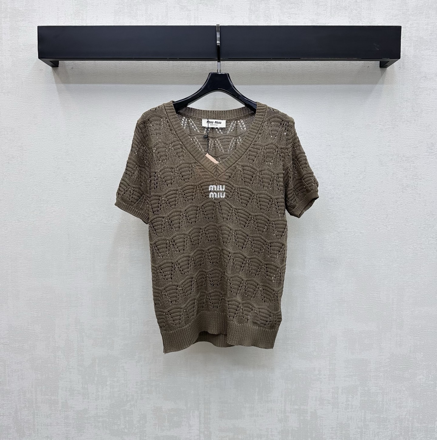 NO:835506,Miumi*2026 new products are on the shelves. Hollow wavy short-sleeved knitted custom-made YB imported wool yarn. The texture is fine and soft, breathable and skin-friendly. The whole body is made of retro dark brown tones. It is matched with the exquisite hollow wavy texture all over to add layering to the look. The iconic letter embroidery logo decoration is placed in the center of the chest to highlight the brand tone. The development of surface accessories. V-neck short-sleeved top tailoring. It can be worn casually for daily commuting or weekend outings. It has a lazy and advanced style. It has French romantic temperament.  High version,,miumiu,T-shirt,19860909Miumi*2026新品上架镂空波浪纹短袖针织定制YB进口羊毛纱线材质 质地细腻柔软 透气亲肤 通体采用复古深褐色调 配合满铺精致镂空波浪纹肌理 增添造型层次感 胸前居中点缀标志性字母刺绣徽标装饰 彰显品牌调性 面辅料开发 V领短袖上衣剪裁 日常通勤还是周末出游随意搭配穿搭慵懒高级 自带法式浪漫气质 高版本,,miumiu,T-shirt,,Women's clothing