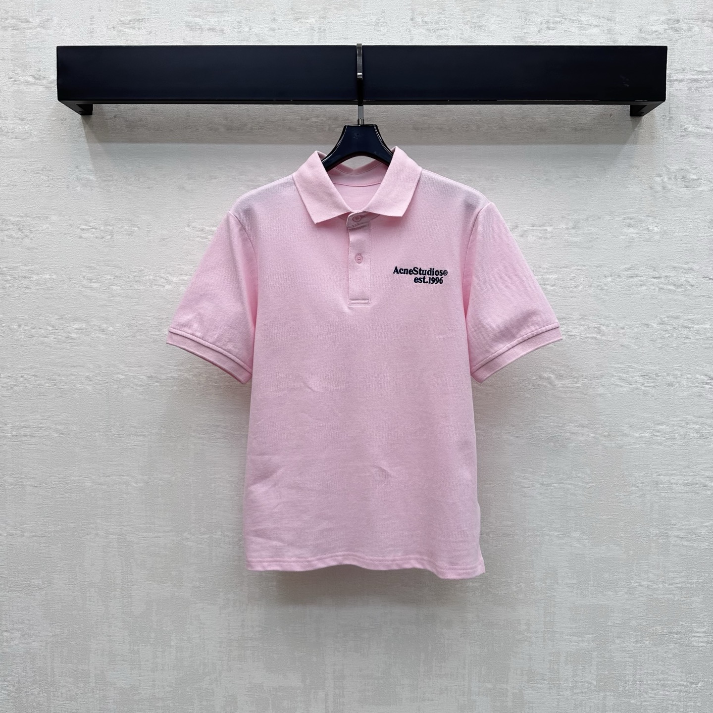 NO:835537,Acne*2026 new arrivals embroidered short-sleeved Polo shirts are made of custom-made YB imported Zhudi cotton material. The texture is crisp and breathable, sweat-absorbent and skin-friendly. The whole body is made of soft retro cherry blossom pink tone. It is matched with half placket button adjustment and collar and cuff hemming design to add layering to the look. The chest is embellished with iconic letter embroidery logo decoration to highlight the brand tone. Simple and regular lapel cut, both casual and formal. Development of surface accessories. Cutting of lapel short-sleeved tops.  Wear casually for daily commuting or weekend outings. Refreshing and high-end. High version, Acne studios, T-shirt,19860909Acne*2026新品上架刺绣短袖Polo衫定制YB进口朱地全棉材质 质地挺括透气 吸汗亲肤 通体采用柔和的复古樱花粉色调 配合半开襟纽扣调节与领口及袖口包边设计 增添造型层次感 胸前点缀标志性字母刺绣徽标装饰 彰显品牌调性 简约常规翻领版型裁剪 兼具休闲与正式感 面辅料开发 翻领短袖上衣剪裁 日常通勤还是周末出游随意搭配穿搭清爽高级 高版本,,acne studios,T-shirt,,Women's clothing