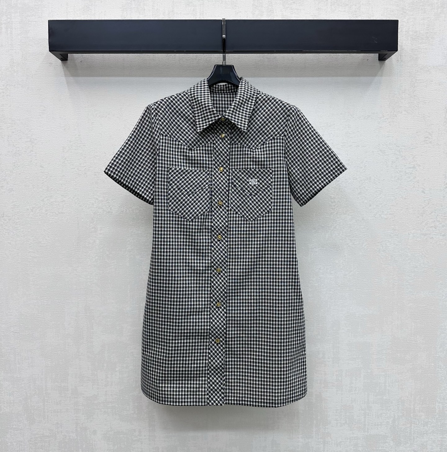 NO:835510,Celin*2026 new arrivals plaid short-sleeved shirt dress made of YB imported twill cotton material. The texture is crisp and breathable, sweat-absorbent and skin-friendly. The whole body is designed with classic black and white Vichy plaid. It is adjusted with metal engraved buttons on the placket to add layering to the look. The chest patch pocket is decorated with the iconic Arc de Triomphe letter embroidery logo to highlight the brand's tone. The hem is cut in a slightly curved and loose silhouette. It is not picky about your figure. It can be worn for daily commuting or weekend outings. It is refreshing and advanced.  Comes with French lazy and casual temperament, high version, celine, skirts, T-shirt,19860909Celin*2026新品上架格纹短袖衬衣裙定制YB进口斜纹全棉材质 质地挺括透气 吸汗亲肤 通体采用经典黑白维希格纹设计 配合开襟金属刻印纽扣调节处理 增添造型层次感 胸前贴袋点缀标志性凯旋门字母刺绣徽标装饰 彰显品牌调性 下摆微弧宽松廓形裁剪 不挑身材 日常通勤还是周末出游穿搭清爽高级 自带法式慵懒随性气质 高版本,,celine,skirts,T-shirt,,Women's clothing