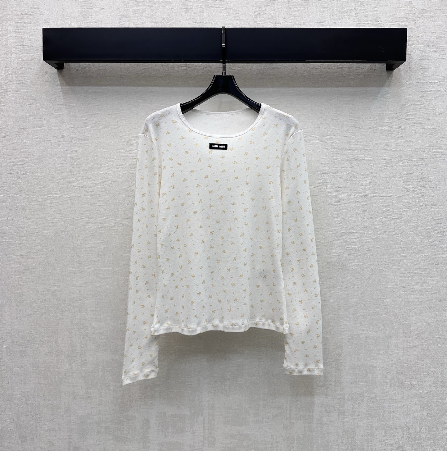 NO:835518,Miumi*2026 new products are on the shelves. Floral lace edge long-sleeved custom YB imported cotton material. The texture is fine and soft. Breathable and skin-friendly. The whole body is printed with retro small floral print elements. It is combined with the neckline and cuffs to splice exquisite fungus lace design to add layering to the look. The iconic letter logo is decorated in the center of the chest to highlight the brand's tone. It shows the French sweet girly feel. Development of surface accessories. Round neck slim long-sleeved top tailoring  Wear it casually for daily commuting or weekend outings. Lazy and high-end. High version,,miumiu,19860909Miumi*2026新品上架碎花蕾丝边长袖定制YB进口全棉材质 质地细腻柔软 透气亲肤 通体满印复古小碎花印花元素 配合领口及袖口拼接精致木耳花边设计 增添造型层次感 胸前居中点缀标志性字母徽标装饰 彰显品牌调性 尽显法式甜美少女感 面辅料开发 圆领修身长袖上衣剪裁 日常通勤还是周末出游随意搭配穿搭慵懒高级 高版本,,miumiu,,Women's clothing