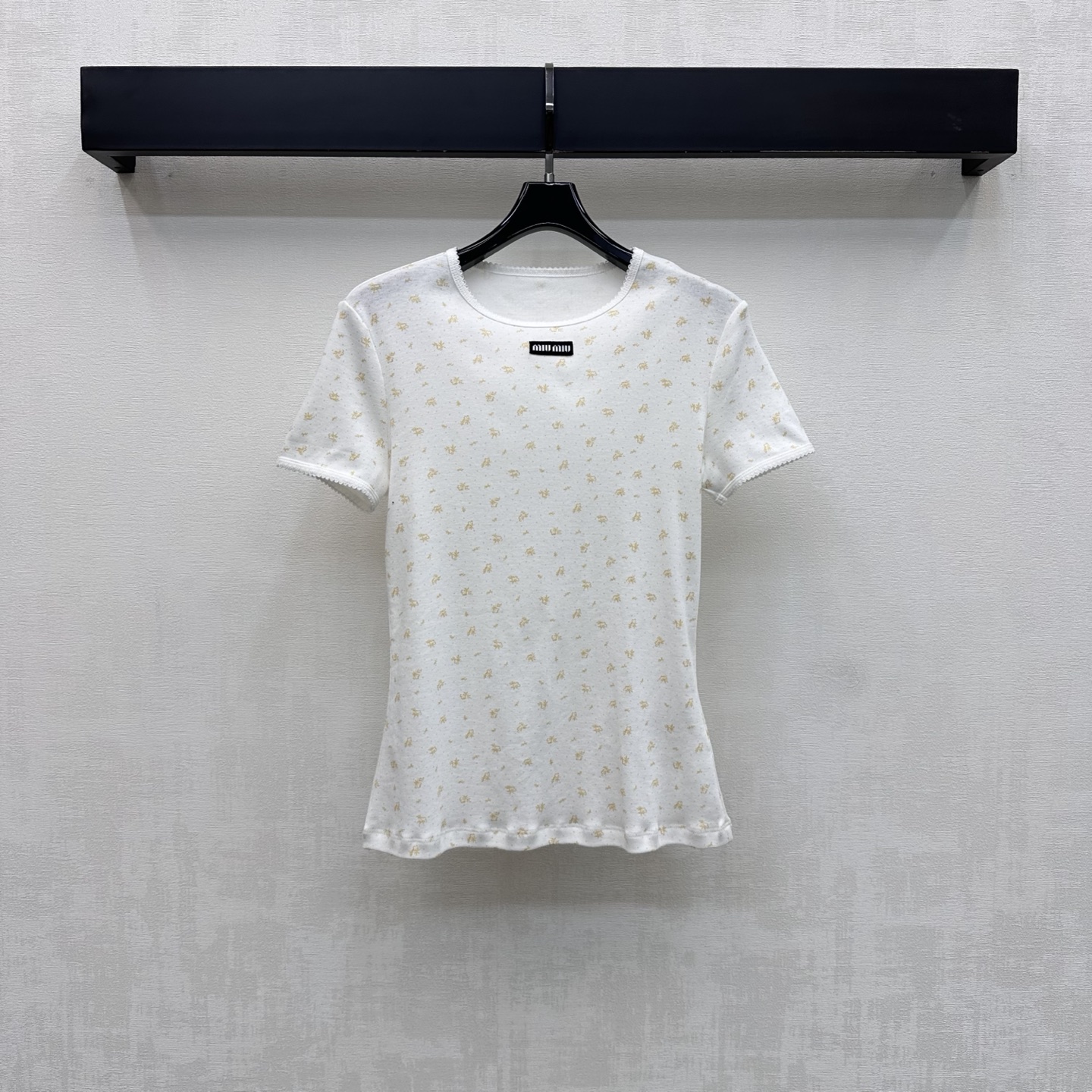 NO:835522,Miumi*2026 new products are on the shelves. Floral lace short-sleeved custom-made YB imported cotton material. The texture is fine and soft, breathable and skin-friendly. The whole body is printed with retro floral print elements. It is spliced with exquisite fungus lace design on the neckline and cuffs to add layering to the look. The iconic letter logo is decorated in the center of the chest to highlight the brand's tone. It shows the French sweet girly feel. Development of surface accessories. Round neck slim short-sleeved top tailoring  Wear casually for daily commuting or weekend outings. Lazy and high-end. High version, miumiu, T-shirt,19860909Miumi*2026新品上架碎花蕾丝边短袖定制YB进口全棉材质 质地细腻柔软 透气亲肤 通体满印复古小碎花印花元素 配合领口及袖口拼接精致木耳花边设计 增添造型层次感 胸前居中点缀标志性字母徽标装饰 彰显品牌调性 尽显法式甜美少女感 面辅料开发 圆领修身短袖上衣剪裁 日常通勤还是周末出游随意搭配穿搭慵懒高级 高版本,,miumiu,T-shirt,,Women's clothing