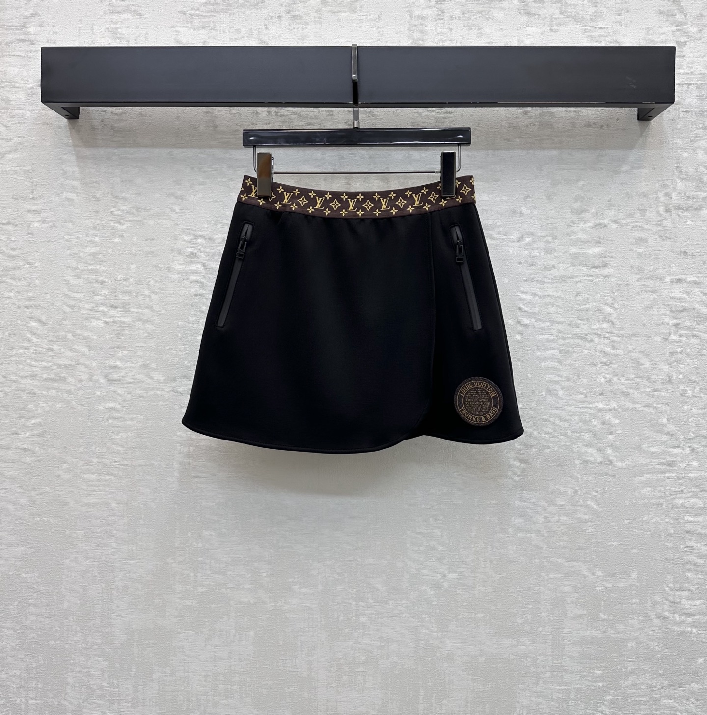 NO:835563,Louis Vuitto*2026 new arrivals Ribbon casual sports culottes are made of YB imported cotton material. The texture is fine and soft, breathable and skin-friendly. The whole body is made of retro black tone. The waist is spliced with classic old flower ribbon to adjust the symmetrical zipper pocket design to add layering to the look. The skirt is embellished with the iconic retro round letter rubber badge decoration to highlight the brand tone. Slim-fitting A-line cut to create a French street sports accent. Surface accessories development. Ribbon shorts and skirt tailoring. Can be paired with vests of the same series.  Stylish and stylish outfits for daily commuting. High version, Louis Vuitton, skirts, shorts,19860909Louis Vuitto*2026新品上架织带休闲运动裙裤定制YB进口棉纶材质 质地细腻柔软 透气亲肤 通体采用复古黑色调 配合腰部拼接经典老花织带调节对称拉链口袋设计 增添造型层次感 裙摆点缀标志性复古圆形字母橡胶徽章装饰 彰显品牌调性 修身A字版型裁剪 打造法式街头运动腔调 面辅料开发 织带短裤裙剪裁 可搭配同系列背心 日常通勤成套穿搭出彩时髦   高版本,,louis vuitton,skirts,shorts,,Women's clothing