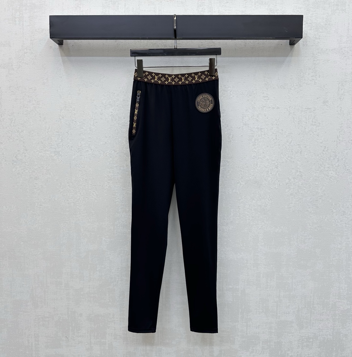 NO:835530,Louis Vuitto*2026 New Arrival Webbing Casual Sports Trousers Customized YB Imported Cotton Material Fine and Soft Texture Breathable and Skin-Friendly The Whole Body Made of Retro Black Color Matched with the Waist Splicing Classic Presbyopia Webbing to Adjust the Unilateral Zipper Pocket Design to Add a Layer to the Style The Iconic Retro Round Letter Rubber Badge Decoration on the Side Highlights the Brand Tonality Slim straight cut to create a French street sports tone Surface accessories development Ribbon yoga leggings cutting  Can be paired with a vest from the same series for a stylish and stylish outfit for daily commuting. High version, Louis Vuitton,19860909Louis Vuitto*2026新品上架织带休闲运动长裤定制YB进口棉纶材质 质地细腻柔软 透气亲肤 通体采用复古黑色调 配合腰部拼接经典老花织带调节单侧拉链口袋设计 增添造型层次感 跨侧点缀标志性复古圆形字母橡胶徽章装饰 彰显品牌调性 修身直筒版型裁剪 打造法式街头运动腔调 面辅料开发 织带瑜伽打底裤剪裁 可搭配同系列背心 日常通勤成套穿搭出彩时髦  高版本,,louis vuitton,,Women's clothing