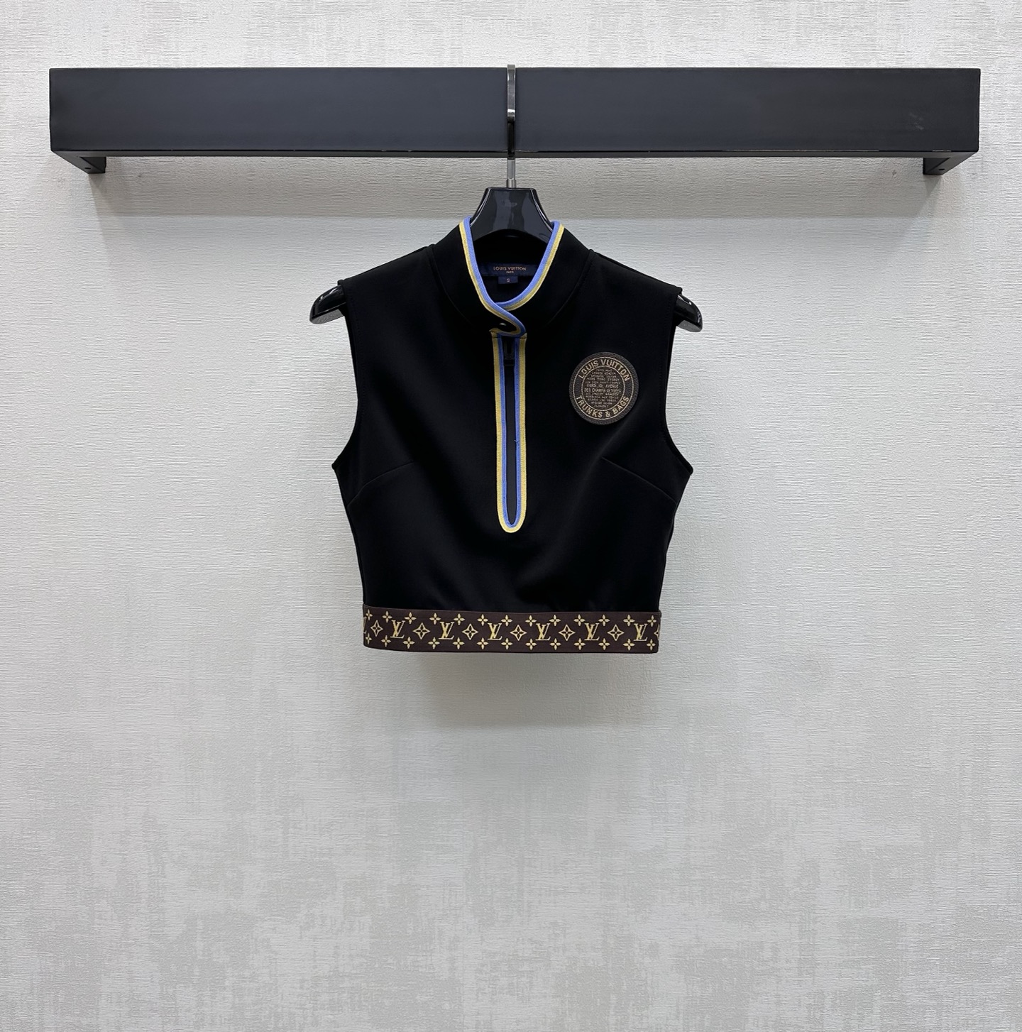NO:835574,Louis Vuitto*2026 New Arrivals Ribbon Casual Sports Vest Customized YB Imported Cotton Material Fine and Soft Texture Breathable and Skin-Friendly The Whole Body is Made of Retro Black Color The Half-Open Zipper Design Is Spliced with Classic Old Flower Ribbon at the Waist Adds a Layer to the Style The Iconic Retro Round Letter Rubber Badge Decoration on the Chest Highlights the Brand Tonality Slim-fitting Short Cut to Create a French Street Sports Accent Surface Accessories Development Stand-up Collar Slim Vest Cutting  Can be paired with long shorts from the same series, making it a stylish and stylish outfit for daily commuting. High version, louis vuitton, shorts,19860909Louis Vuitto*2026新品上架织带休闲运动背心定制YB进口棉纶材质 质地细腻柔软 透气亲肤 通体采用复古黑色调 配合腰部拼接经典老花织带调节半开襟拉链设计 增添造型层次感 胸前点缀标志性复古圆形字母橡胶徽章装饰 彰显品牌调性 修身短款版型裁剪 打造法式街头运动腔调 面辅料开发 立领修身背心剪裁 可搭配同系列长短裤 日常通勤成套穿搭出彩时髦   高版本,,louis vuitton,shorts,,Women's clothing