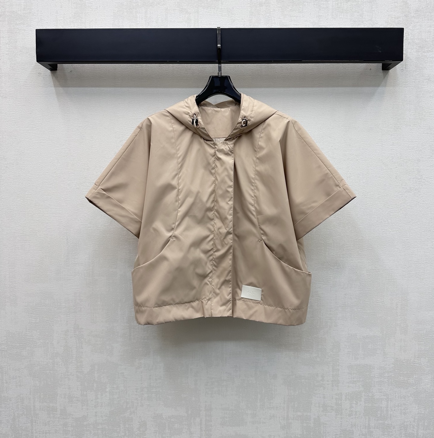 NO:835497,Fend*2026 new arrivals, hooded short-sleeved jacket, custom-made YB imported nylon material. The texture is fine and soft, breathable and skin-friendly. The whole body is made of retro khaki tones. The classic hooded version is equipped with drawstring adjustment. It is equipped with a hidden zipper opening and closing design to add layering to the look. The side is embellished with the iconic square engraved letter leather brand logo decoration to highlight the brand tone. Create a French casual workwear tone. Development of surface accessories. Hooded loose short jacket tailoring.  For daily commuting, you can wear it casually with skirts and trousers to look stylish. High version, fendi, skirts, jackets & coats, jackets & coats, T-shirt, hats,19860909Fend*2026新品上架连帽短袖夹克外套定制YB进口尼龙材质 质地细腻柔软 透气亲肤 通体采用复古卡其色调 经典连帽版型搭配抽绳调节处理 配合开襟隐藏式拉链开合设计 增添造型层次感 侧边点缀标志性方形刻印字母皮牌标识装饰 彰显品牌调性 打造法式休闲工装腔调 面辅料开发 连帽宽松短款外套剪裁 日常通勤随意搭配裙裤装穿搭出彩时髦   高版本,,fendi,skirts,jackets & coats,jackets & coats,T-shirt,hats,,Women's clothing