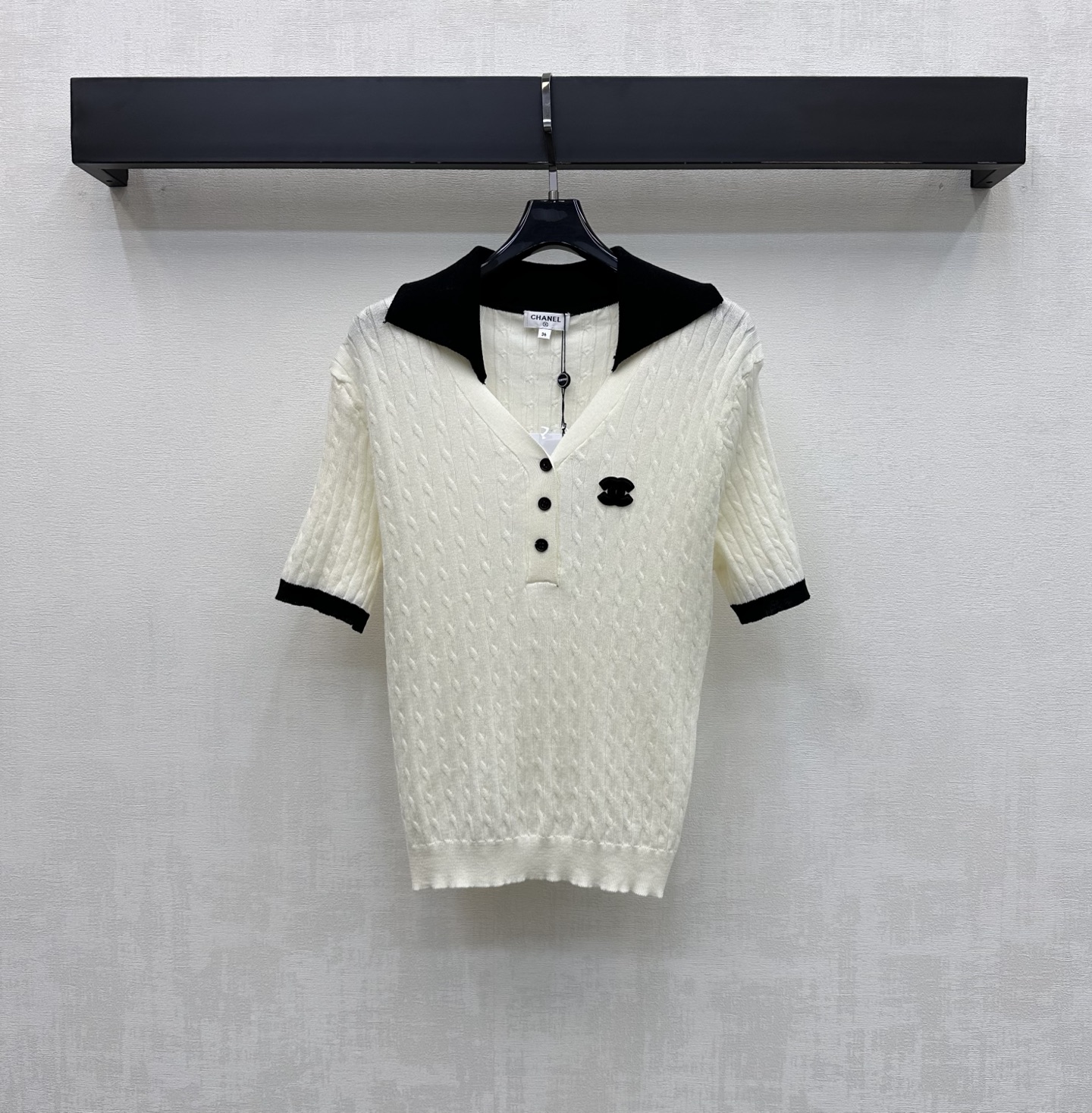 NO:836166,Chane*2026 new products are on the shelves, contrasting lapel short-sleeved knitted custom-made YB imported high-count cotton blended yarn material. The texture is fine and soft, breathable and skin-friendly. The whole body is made of retro twist texture with contrasting color splicing collar and cuff design to add a sense of layering. The iconic double C letter logo decoration is embellished on the chest to highlight the brand tone. Create an Italian elegant and luxurious atmosphere. Surface accessories development. Lapel short-sleeved top tailoring. Casual matching for daily commuting and appointments. Exquisite and advanced. High version 36 38  40,,chanel,T-shirt,19860909Chane*2026新品上架撞色翻领短袖针织定制YB进口高支棉混纺纱线材质 质地细腻柔软 透气亲肤 通体采用复古麻花纹理配合撞色拼接领边袖口设计 增添造层次感 胸前点缀标志性双C字母徽标装饰 彰显品牌调性 打造意式优雅奢华气息 面辅料开发 翻领短袖上衣剪裁 日常通勤约会随意搭配穿搭精致高级  高版本36 38 40,,chanel,T-shirt,,Women's clothing