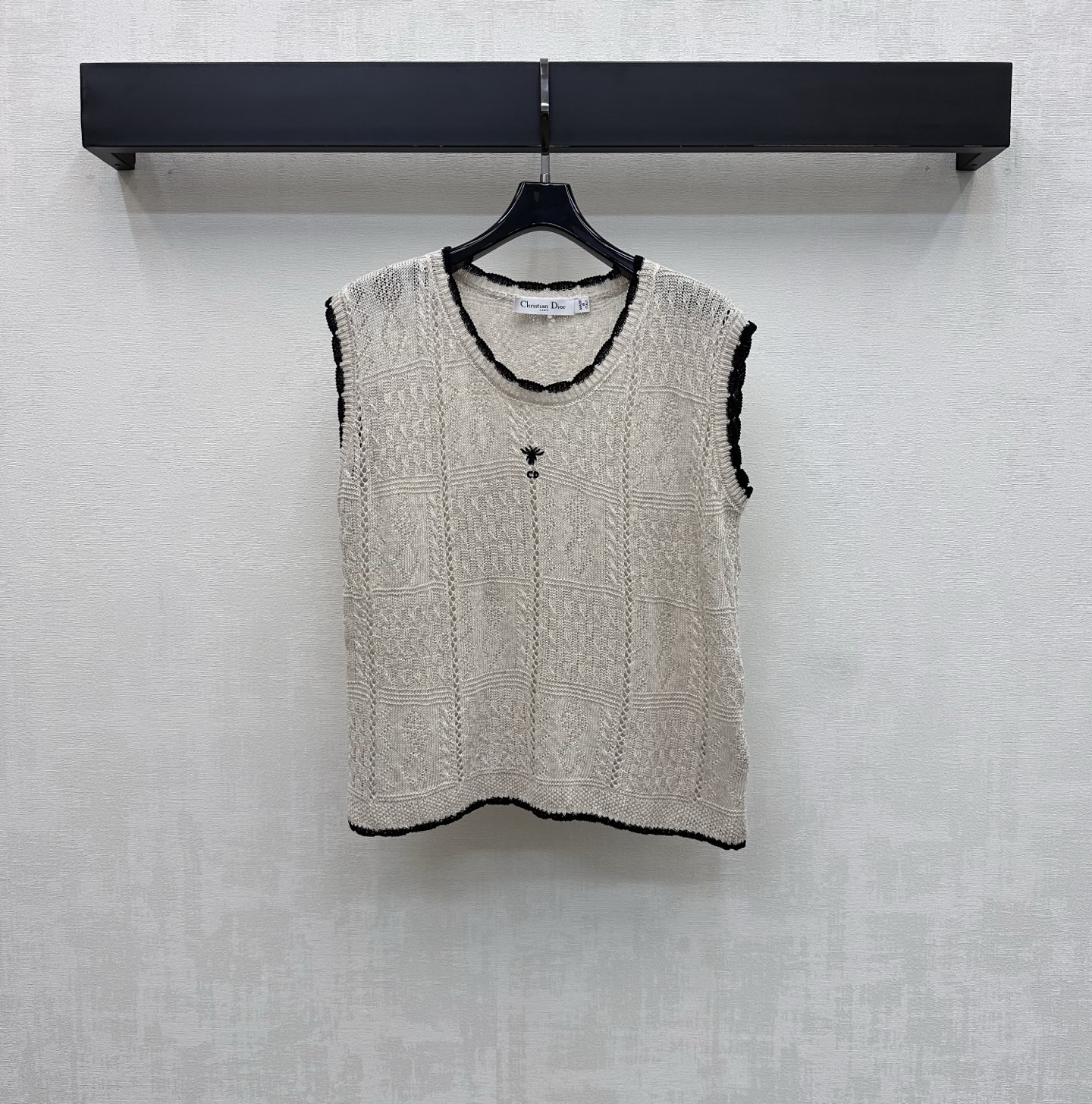 NO:836156,Dio*2026 new products are on the shelves. The bound edge knitted vest is made of custom-made YB imported high-count cotton blended yarn. The texture is fine and soft, breathable and skin-friendly. The whole body is made of retro hollow plaid texture with contrasting edge stitching design to add a sense of layering. The iconic letter bee embroidered logo decoration is embellished in the center of the chest to highlight the brand tone and create an Italian elegant and luxurious atmosphere. Development of surface accessories. Round-neck loose vest tailoring. Casual matching for daily commuting and dating. Sophisticated and advanced.  High version 2 colors,,dior,19860909Dio*2026新品上架捆边针织背心定制YB进口高支棉混纺纱线材质 质地细腻柔软 透气亲肤 通体采用复古镂空格纹纹理配合撞色捆边拼接设计 增添造层次感 胸前居中点缀标志性字母蜜蜂刺绣徽标装饰 彰显品牌调性 打造意式优雅奢华气息 面辅料开发 圆领宽松背心剪裁 日常通勤约会随意搭配穿搭精致高级  高版本2色,,dior,,Women's clothing