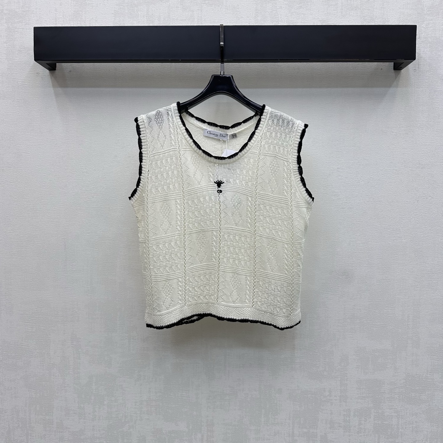 NO:836164,Dio*2026 new products are on the shelves. The bound edge knitted vest is made of custom-made YB imported high-count cotton blended yarn. The texture is fine and soft, breathable and skin-friendly. The whole body is made of retro hollow plaid texture with contrasting edge stitching design to add a sense of layering. The iconic letter bee embroidered logo decoration is embellished in the center of the chest to highlight the brand tone and create an Italian elegant and luxurious atmosphere. Development of surface accessories. Round-neck loose vest tailoring. Casual matching for daily commuting and dating. Sophisticated and advanced.  High version 2 colors,,dior,19860909Dio*2026新品上架捆边针织背心定制YB进口高支棉混纺纱线材质 质地细腻柔软 透气亲肤 通体采用复古镂空格纹纹理配合撞色捆边拼接设计 增添造层次感 胸前居中点缀标志性字母蜜蜂刺绣徽标装饰 彰显品牌调性 打造意式优雅奢华气息 面辅料开发 圆领宽松背心剪裁 日常通勤约会随意搭配穿搭精致高级  高版本2色,,dior,,Women's clothing