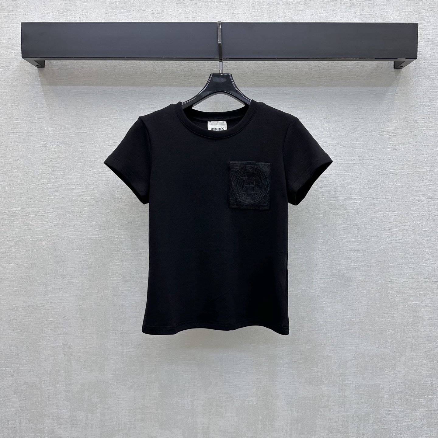 NO:836757,Herme*2026 new products are on the shelves. Embroidered pocket short-sleeves are made of custom-made YB imported virgin cotton. The texture is fine and soft, breathable and skin-friendly. The whole body is pure plain color with iconic letter embroidered pocket decoration on the chest. Highlighting the brand tone. Simple yet refined. Surface accessories development. Round neck short-sleeved T-shirt tailoring. Can be paired with skirts and trousers of the same series. Refreshing and advanced for daily commuting. Comes with minimalist temperament.  High version 4 colors-,,hermes,skirts,T-shirt,tees,t-shirt,19860909Herme*2026新品上架绣花口袋短袖定制YB进口原生全棉材质 质地细腻柔软 透气亲肤 通体纯净素色配合胸前点缀标志性字母绣花口袋装饰 彰显品牌调性 简约而不失精致感 面辅料开发 圆领短袖T恤剪裁 可搭配同系列裙裤装 日常通勤穿搭清爽高级 自带极简主义气质 高版本4色-,,hermes,skirts,T-shirt,tees，t-shirt,,Women's clothing