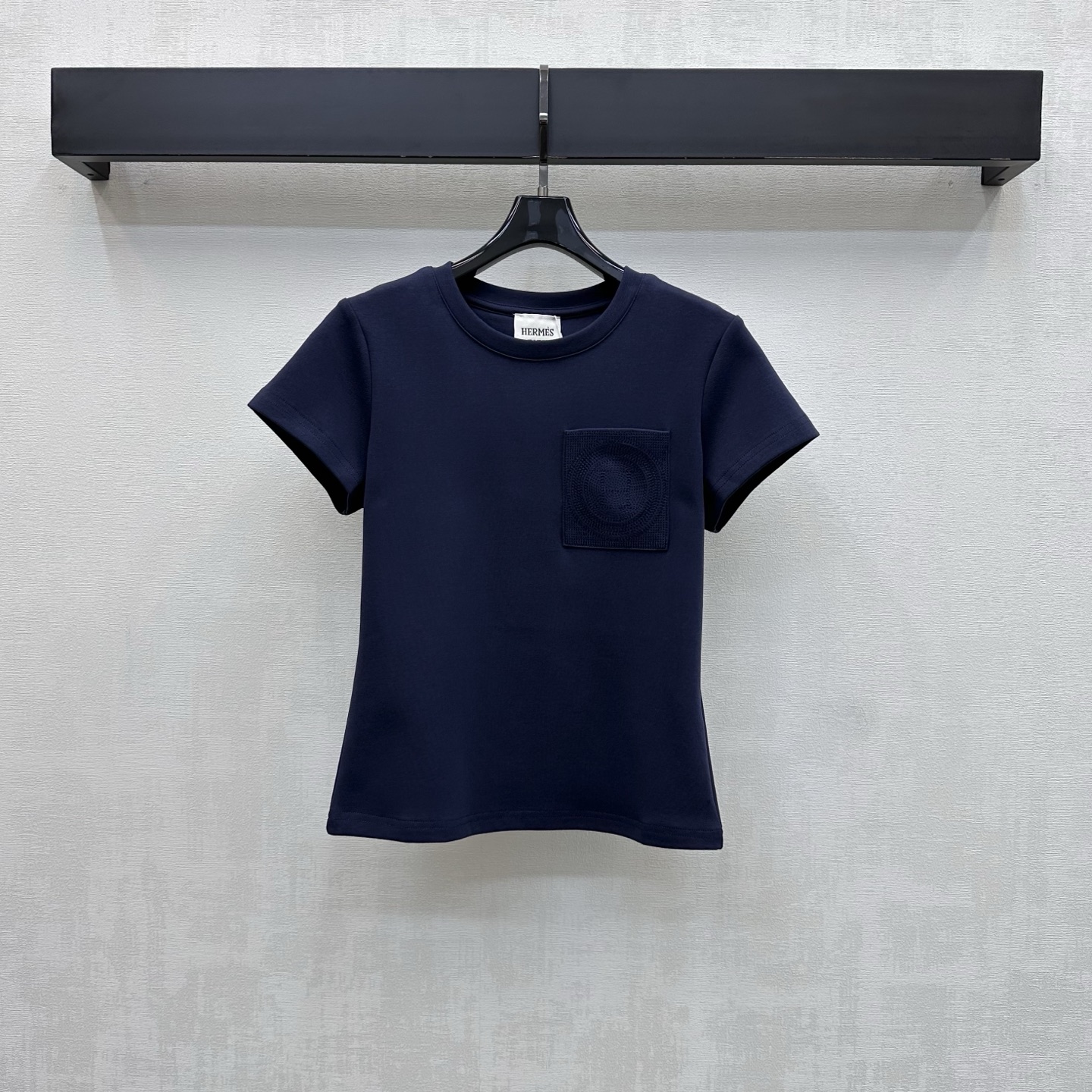 NO:836783,Herme*2026 new products are on the shelves. Embroidered pocket short-sleeves are made of custom-made YB imported virgin cotton. The texture is fine and soft, breathable and skin-friendly. The whole body is pure plain color with iconic letter embroidered pocket decoration on the chest. Highlighting the brand tone. Simple yet refined. Surface accessories development. Round neck short-sleeved T-shirt tailoring. Can be paired with skirts and trousers of the same series. Refreshing and advanced for daily commuting. Comes with minimalist temperament.  High version 4 colors-,,hermes,skirts,T-shirt,tees,t-shirt,19860909Herme*2026新品上架绣花口袋短袖定制YB进口原生全棉材质 质地细腻柔软 透气亲肤 通体纯净素色配合胸前点缀标志性字母绣花口袋装饰 彰显品牌调性 简约而不失精致感 面辅料开发 圆领短袖T恤剪裁 可搭配同系列裙裤装 日常通勤穿搭清爽高级 自带极简主义气质 高版本4色-,,hermes,skirts,T-shirt,tees，t-shirt,,Women's clothing
