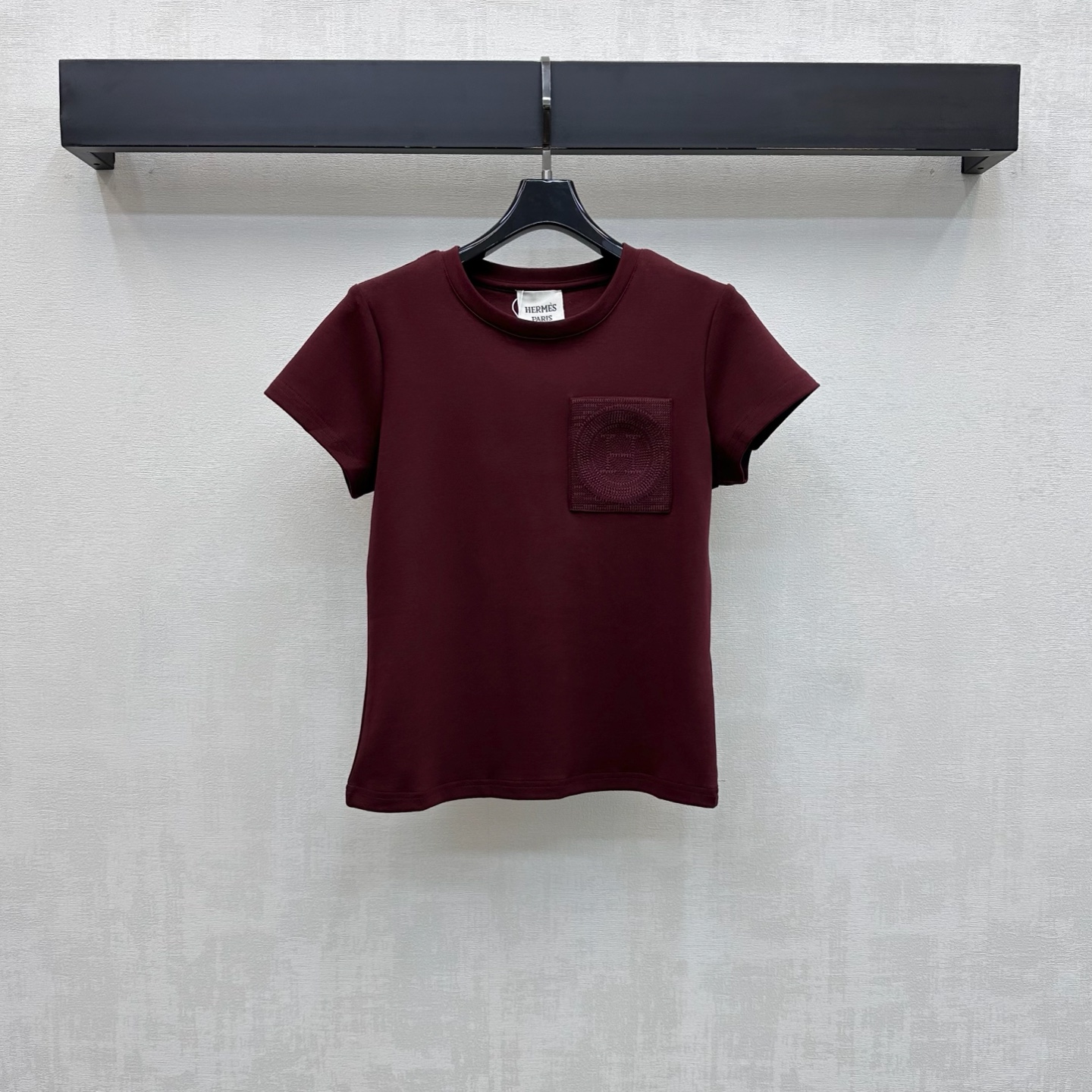 NO:836777,Herme*2026 new products are on the shelves. Embroidered pocket short-sleeves are made of custom-made YB imported virgin cotton. The texture is fine and soft, breathable and skin-friendly. The whole body is pure plain color with iconic letter embroidered pocket decoration on the chest. Highlighting the brand tone. Simple yet refined. Surface accessories development. Round neck short-sleeved T-shirt tailoring. Can be paired with skirts and trousers of the same series. Refreshing and advanced for daily commuting. Comes with minimalist temperament.  High version 4 colors-,,hermes,skirts,T-shirt,tees,t-shirt,19860909Herme*2026新品上架绣花口袋短袖定制YB进口原生全棉材质 质地细腻柔软 透气亲肤 通体纯净素色配合胸前点缀标志性字母绣花口袋装饰 彰显品牌调性 简约而不失精致感 面辅料开发 圆领短袖T恤剪裁 可搭配同系列裙裤装 日常通勤穿搭清爽高级 自带极简主义气质 高版本4色-,,hermes,skirts,T-shirt,tees，t-shirt,,Women's clothing