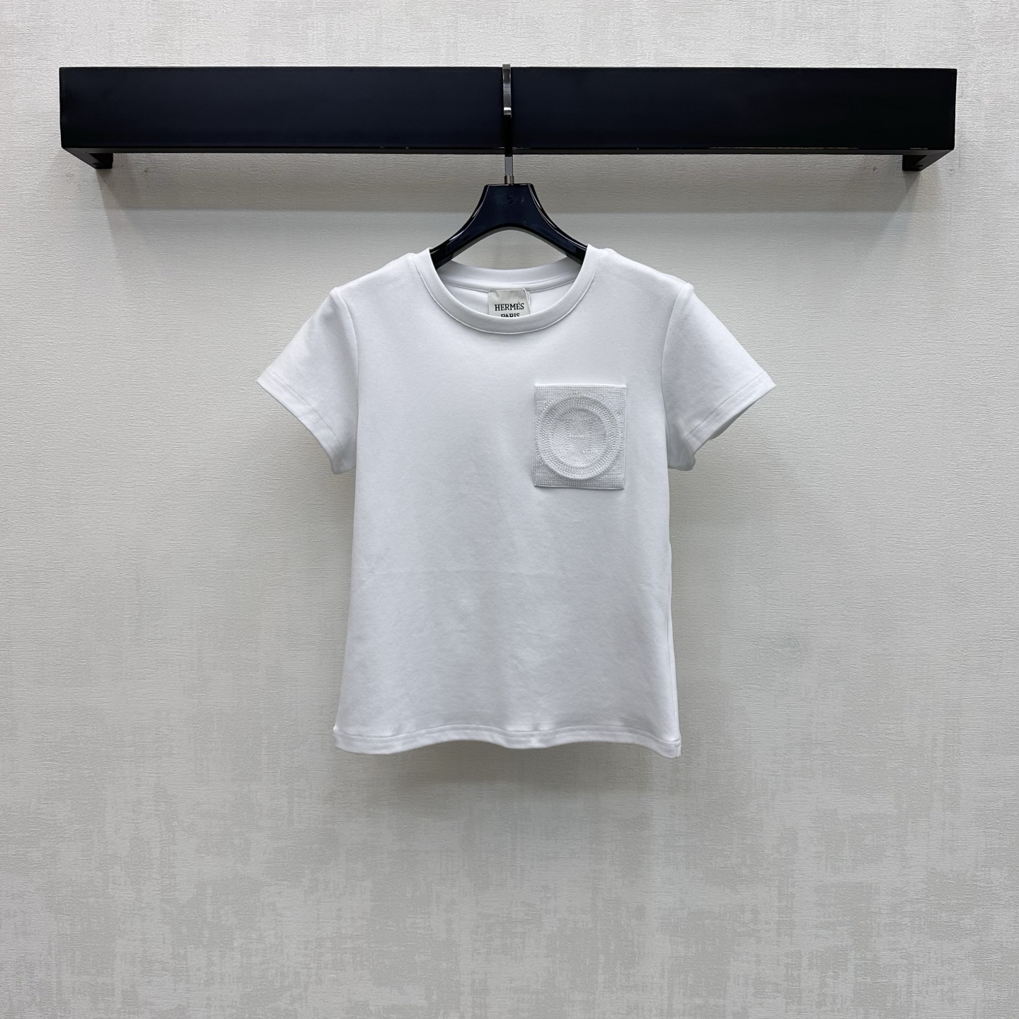 NO:836801,Herme*2026 new products are on the shelves. Embroidered pocket short-sleeves are made of custom-made YB imported virgin cotton. The texture is fine and soft, breathable and skin-friendly. The whole body is pure plain color with iconic letter embroidered pocket decoration on the chest. Highlighting the brand tone. Simple yet refined. Surface accessories development. Round neck short-sleeved T-shirt tailoring. Can be paired with skirts and trousers of the same series. Refreshing and advanced for daily commuting. Comes with minimalist temperament.  High version 4 colors-,,hermes,skirts,T-shirt,tees,t-shirt,19860909Herme*2026新品上架绣花口袋短袖定制YB进口原生全棉材质 质地细腻柔软 透气亲肤 通体纯净素色配合胸前点缀标志性字母绣花口袋装饰 彰显品牌调性 简约而不失精致感 面辅料开发 圆领短袖T恤剪裁 可搭配同系列裙裤装 日常通勤穿搭清爽高级 自带极简主义气质 高版本4色-,,hermes,skirts,T-shirt,tees，t-shirt,,Women's clothing