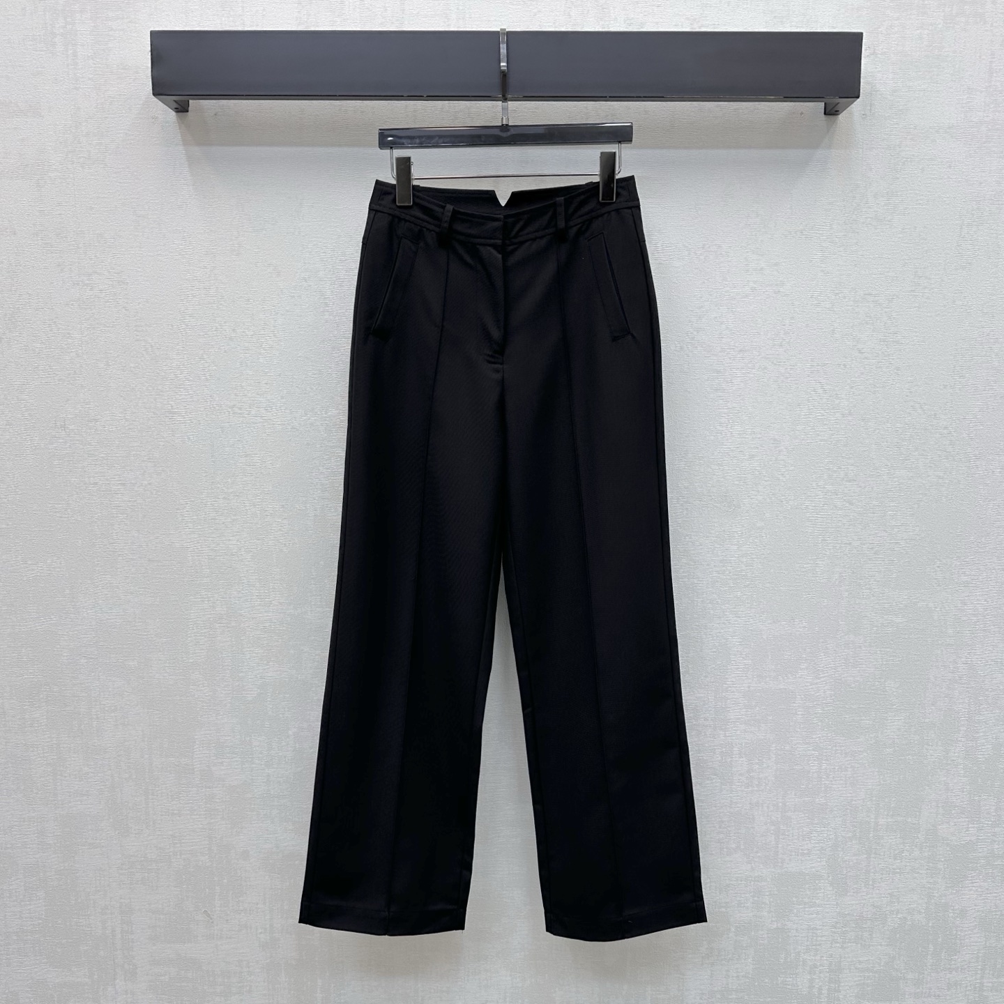 NO:836763,Herme*2026 new products are on the shelves. High-waist casual straight trousers are made of YB imported twill cotton. The texture is crisp and delicate, breathable and skin-friendly. The whole body is made of pure colors with hidden zipper and buckle closure design to add layering to the look. The diagonal pockets on both sides echo the flap patch pocket decoration on the back panel to highlight the brand tone. The development of surface accessories. The high-waist buttoned straight trousers are cut and can be paired with the same series of jackets. The daily commuting outfit is refreshing and advanced. It has a minimalist temperament.  High version 3 colors-,,hermes,jackets & coats,19860909Herme*2026新品上架高腰休闲直筒长裤定制YB进口斜纹全棉材质 质地挺括细腻 透气亲肤 通体采用纯净色调配合隐藏式拉链及卡扣闭合设计 增添造型层次感 两侧斜插口袋呼应后片翻盖贴袋装饰 彰显品牌调性 面辅料开发 高腰系扣直筒长裤剪裁 可搭配同系列外套 日常通勤成套穿搭清爽高级 自带极简主义气质  高版本3色-,,hermes,jackets & coats,,Women's clothing