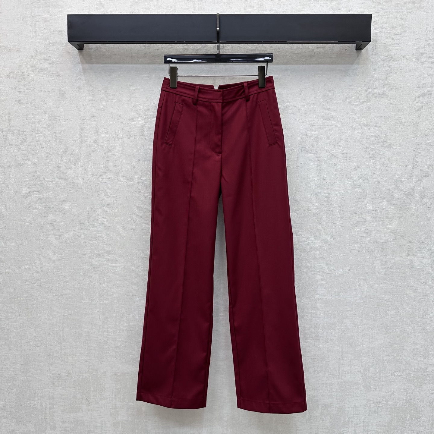 NO:836772,Herme*2026 new products are on the shelves. High-waist casual straight trousers are made of YB imported twill cotton. The texture is crisp and delicate, breathable and skin-friendly. The whole body is made of pure colors with hidden zipper and buckle closure design to add layering to the look. The diagonal pockets on both sides echo the flap patch pocket decoration on the back panel to highlight the brand tone. The development of surface accessories. The high-waist buttoned straight trousers are cut and can be paired with the same series of jackets. The daily commuting outfit is refreshing and advanced. It has a minimalist temperament.  High version 3 colors-,,hermes,jackets & coats,19860909Herme*2026新品上架高腰休闲直筒长裤定制YB进口斜纹全棉材质 质地挺括细腻 透气亲肤 通体采用纯净色调配合隐藏式拉链及卡扣闭合设计 增添造型层次感 两侧斜插口袋呼应后片翻盖贴袋装饰 彰显品牌调性 面辅料开发 高腰系扣直筒长裤剪裁 可搭配同系列外套 日常通勤成套穿搭清爽高级 自带极简主义气质  高版本3色-,,hermes,jackets & coats,,Women's clothing