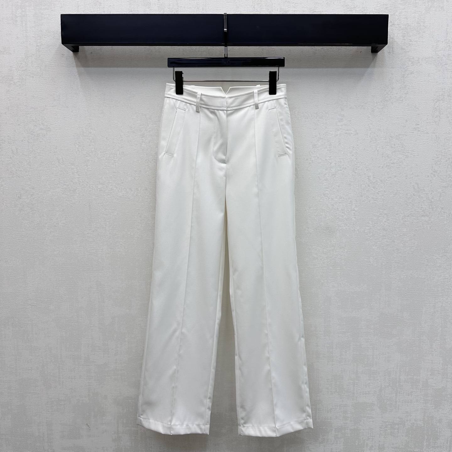 NO:836787,Herme*2026 new products are on the shelves. High-waist casual straight trousers are made of YB imported twill cotton. The texture is crisp and delicate, breathable and skin-friendly. The whole body is made of pure colors with hidden zipper and buckle closure design to add layering to the look. The diagonal pockets on both sides echo the flap patch pocket decoration on the back panel to highlight the brand tone. The development of surface accessories. The high-waist buttoned straight trousers are cut and can be paired with the same series of jackets. The daily commuting outfit is refreshing and advanced. It has a minimalist temperament.  High version 3 colors-,,hermes,jackets & coats,19860909Herme*2026新品上架高腰休闲直筒长裤定制YB进口斜纹全棉材质 质地挺括细腻 透气亲肤 通体采用纯净色调配合隐藏式拉链及卡扣闭合设计 增添造型层次感 两侧斜插口袋呼应后片翻盖贴袋装饰 彰显品牌调性 面辅料开发 高腰系扣直筒长裤剪裁 可搭配同系列外套 日常通勤成套穿搭清爽高级 自带极简主义气质  高版本3色-,,hermes,jackets & coats,,Women's clothing