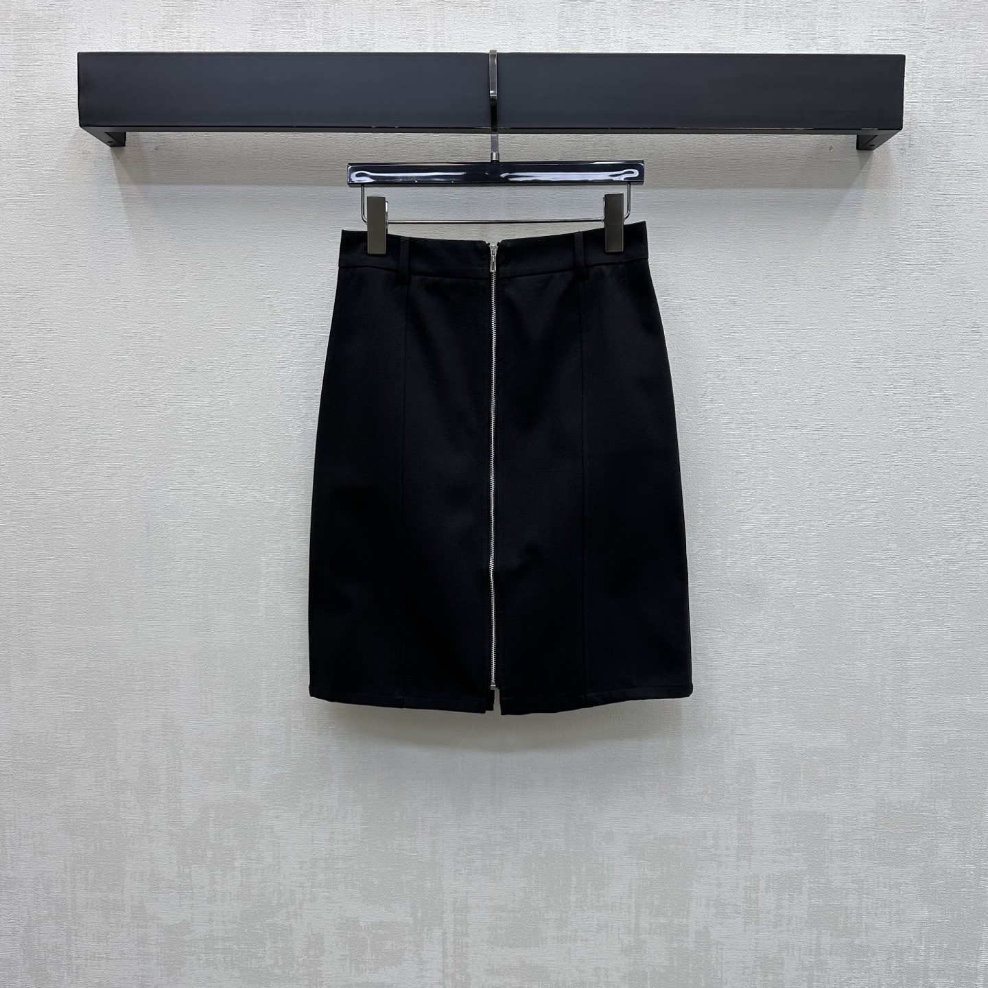 NO:836739,Herme*2026 new products are on the shelves. High-waist zippered straight skirt. Customized YB imported twill cotton material. The texture is crisp and delicate. Breathable and skin-friendly. The whole body is made of pure tones and is matched with the metal zipper opening and closing design at the front seam. It adds a sense of layering to the look. The diagonal pockets on both sides echo the flap patch pocket decoration on the back panel. It highlights the brand tone. The development of surface accessories. The high-waisted straight knee-length skirt is cut and can be paired with the same series of jackets. It is refreshing and advanced for daily commuting. It has a minimalist temperament.  High version 3 colors-,,hermes,skirts,jackets & coats,19860909Herme*2026新品上架高腰拉链直筒半裙定制YB进口斜纹全棉材质 质地挺括细腻 透气亲肤 通体采用纯净色调配合正面中缝金属拉链开合设计 增添造型层次感 两侧斜插口袋呼应后片翻盖贴袋装饰 彰显品牌调性 面辅料开发 高腰直筒及膝半裙剪裁 可搭配同系列外套 日常通勤成套穿搭清爽高级 自带极简主义气质  高版本3色-,,hermes,skirts,jackets & coats,,Women's clothing