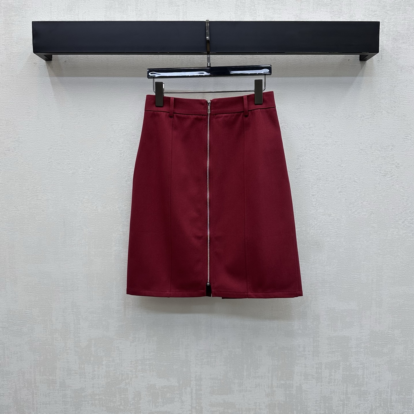 NO:836761,Herme*2026 new products are on the shelves. High-waist zippered straight skirt. Customized YB imported twill cotton material. The texture is crisp and delicate. Breathable and skin-friendly. The whole body is made of pure tones and is matched with the metal zipper opening and closing design at the front seam. It adds a sense of layering to the look. The diagonal pockets on both sides echo the flap patch pocket decoration on the back panel. It highlights the brand tone. The development of surface accessories. The high-waisted straight knee-length skirt is cut and can be paired with the same series of jackets. It is refreshing and advanced for daily commuting. It has a minimalist temperament.  High version 3 colors-,,hermes,skirts,jackets & coats,19860909Herme*2026新品上架高腰拉链直筒半裙定制YB进口斜纹全棉材质 质地挺括细腻 透气亲肤 通体采用纯净色调配合正面中缝金属拉链开合设计 增添造型层次感 两侧斜插口袋呼应后片翻盖贴袋装饰 彰显品牌调性 面辅料开发 高腰直筒及膝半裙剪裁 可搭配同系列外套 日常通勤成套穿搭清爽高级 自带极简主义气质  高版本3色-,,hermes,skirts,jackets & coats,,Women's clothing
