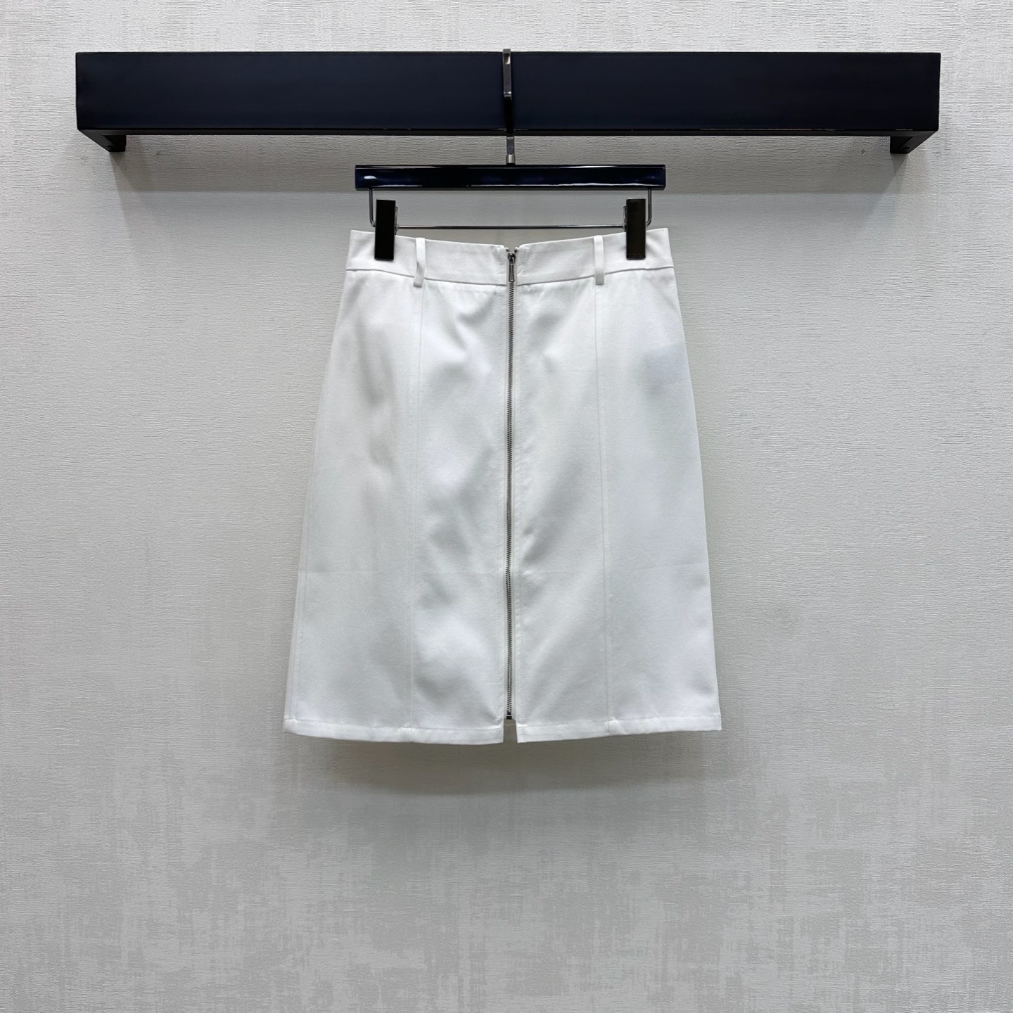 NO:836776,Herme*2026 new products are on the shelves. High-waist zippered straight skirt. Customized YB imported twill cotton material. The texture is crisp and delicate. Breathable and skin-friendly. The whole body is made of pure tones and is matched with the metal zipper opening and closing design at the front seam. It adds a sense of layering to the look. The diagonal pockets on both sides echo the flap patch pocket decoration on the back panel. It highlights the brand tone. The development of surface accessories. The high-waisted straight knee-length skirt is cut and can be paired with the same series of jackets. It is refreshing and advanced for daily commuting. It has a minimalist temperament.  High version 3 colors-,,hermes,skirts,jackets & coats,19860909Herme*2026新品上架高腰拉链直筒半裙定制YB进口斜纹全棉材质 质地挺括细腻 透气亲肤 通体采用纯净色调配合正面中缝金属拉链开合设计 增添造型层次感 两侧斜插口袋呼应后片翻盖贴袋装饰 彰显品牌调性 面辅料开发 高腰直筒及膝半裙剪裁 可搭配同系列外套 日常通勤成套穿搭清爽高级 自带极简主义气质  高版本3色-,,hermes,skirts,jackets & coats,,Women's clothing