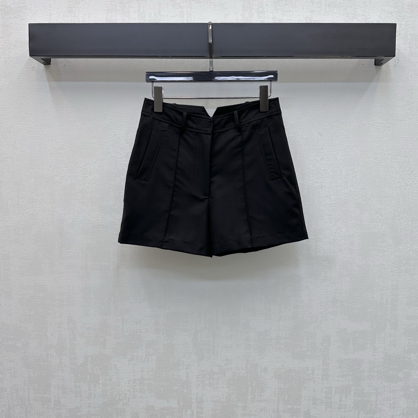 NO:836794,Herme*2026 new products are on the shelves. High-waisted Bermuda shorts are made of custom YB imported twill cotton. The texture is crisp and delicate, breathable and skin-friendly. The whole body is made of pure colors with hidden zipper and buckle closure design to add layering to the look. The diagonal pockets on both sides echo the flap patch pocket decoration on the back panel to highlight the brand tone. Development of surface accessories. High-waisted buttoned wide-leg shorts cut. Can be paired with jackets from the same series. Refreshing and advanced for daily commuting. Comes with minimalist temperament.  High version 3 colors-,,hermes,shorts,jackets & coats,19860909Herme*2026新品上架高腰百慕大短裤定制YB进口斜纹全棉材质 质地挺括细腻 透气亲肤 通体采用纯净色调配合隐藏式拉链及卡扣闭合设计 增添造型层次感 两侧斜插口袋呼应后片翻盖贴袋装饰 彰显品牌调性 面辅料开发 高腰系扣阔腿短裤剪裁 可搭配同系列外套 日常通勤成套穿搭清爽高级 自带极简主义气质 高版本3色-,,hermes,shorts,jackets & coats,,Women's clothing