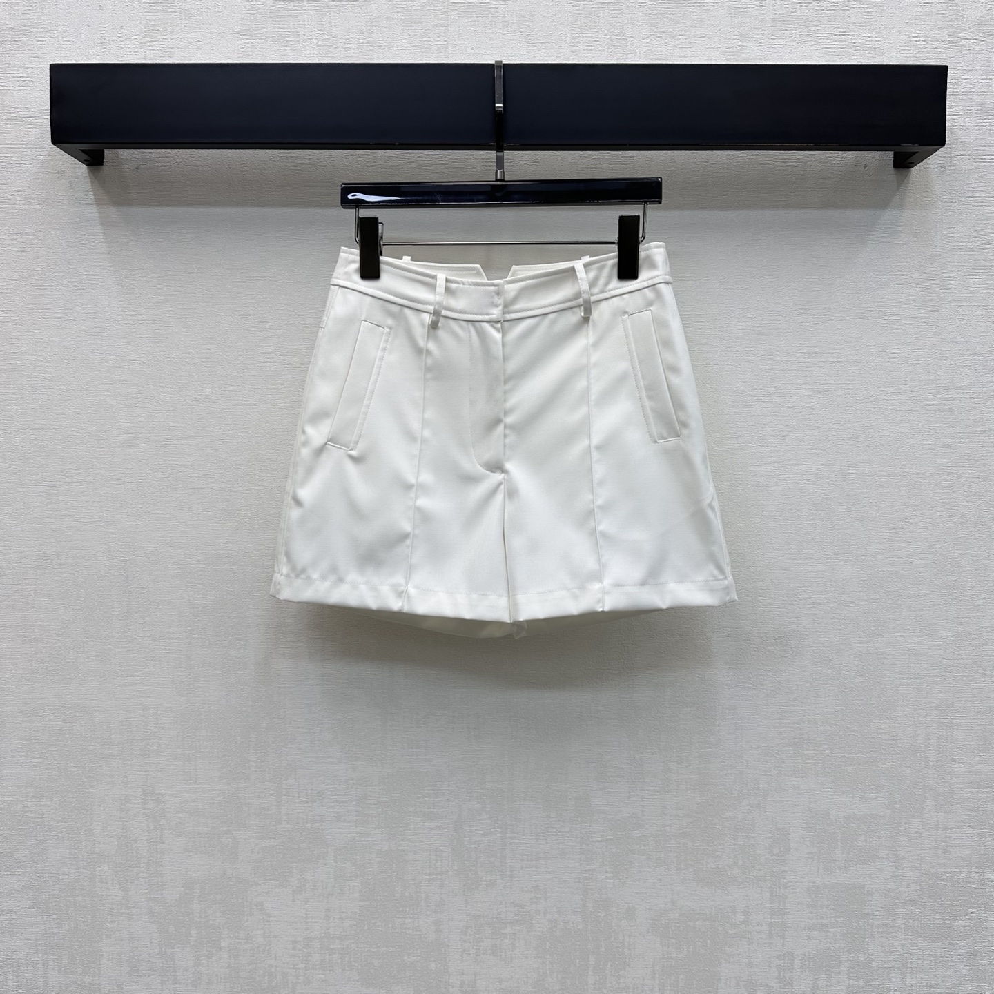 NO:836805,Herme*2026 new products are on the shelves. High-waisted Bermuda shorts are made of custom YB imported twill cotton. The texture is crisp and delicate, breathable and skin-friendly. The whole body is made of pure colors with hidden zipper and buckle closure design to add layering to the look. The diagonal pockets on both sides echo the flap patch pocket decoration on the back panel to highlight the brand tone. Development of surface accessories. High-waisted buttoned wide-leg shorts cut. Can be paired with jackets from the same series. Refreshing and advanced for daily commuting. Comes with minimalist temperament.  High version 3 colors-,,hermes,shorts,jackets & coats,19860909Herme*2026新品上架高腰百慕大短裤定制YB进口斜纹全棉材质 质地挺括细腻 透气亲肤 通体采用纯净色调配合隐藏式拉链及卡扣闭合设计 增添造型层次感 两侧斜插口袋呼应后片翻盖贴袋装饰 彰显品牌调性 面辅料开发 高腰系扣阔腿短裤剪裁 可搭配同系列外套 日常通勤成套穿搭清爽高级 自带极简主义气质 高版本3色-,,hermes,shorts,jackets & coats,,Women's clothing