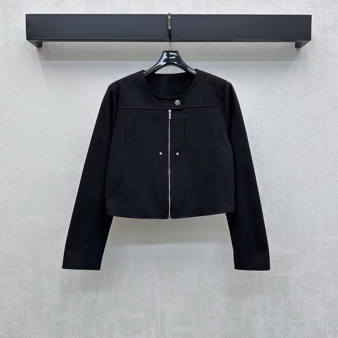 NO:836745,Herme*2026 new arrivals round neck short jacket made of imported YB twill cotton material. The texture is fine and soft, breathable and skin-friendly. The whole body is made of pure background color with metal engraved letter zipper opening and closing design to highlight the brand tone. Metal snap buttons are embellished on the neckline to add layering to the look. Surface accessories are developed. The round neck short jacket is tailored and can be matched with skirts and trousers of the same series. The daily commuting outfit is refreshing and advanced. It has a minimalist temperament.  High version 3 colors-,,hermes,skirts,jackets & coats,jackets & coats,19860909Herme*2026新品上架圆领短款夹克外套定制YB进口斜纹全棉材质 质地细腻柔软 透气亲肤 通体采用纯净底色搭配金属刻印字母拉链开合设计 彰显品牌调性 领口处点缀金属按扣调节处理 增添造型层次感 面辅料开发 圆领短款夹克版型剪裁 可搭配同系列裙裤装 日常通勤成套穿搭清爽高级 自带极简主义气质  高版本3色-,,hermes,skirts,jackets & coats,jackets & coats,,Women's clothing