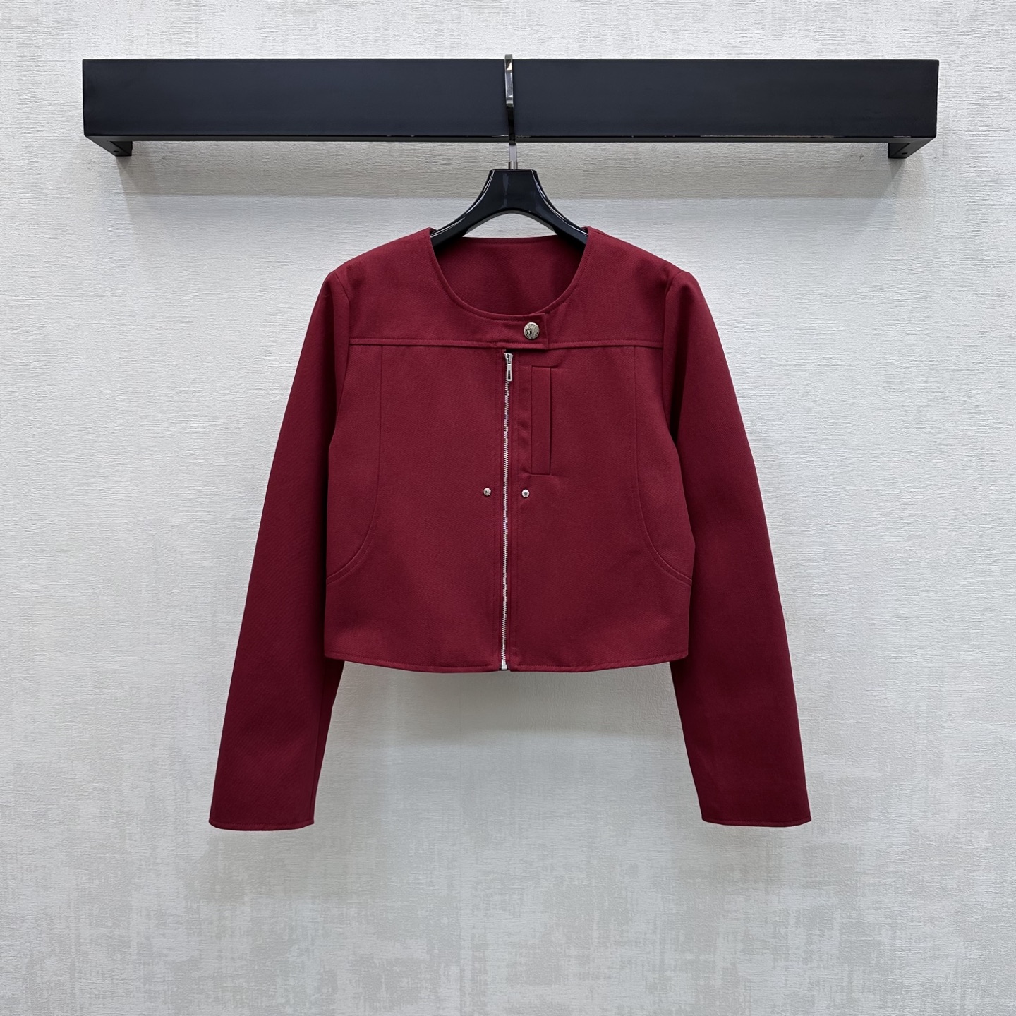 NO:836768,Herme*2026 new arrivals round neck short jacket made of imported YB twill cotton material. The texture is fine and soft, breathable and skin-friendly. The whole body is made of pure background color with metal engraved letter zipper opening and closing design to highlight the brand tone. Metal snap buttons are embellished on the neckline to add layering to the look. Surface accessories are developed. The round neck short jacket is tailored and can be matched with skirts and trousers of the same series. The daily commuting outfit is refreshing and advanced. It has a minimalist temperament.  High version 3 colors-,,hermes,skirts,jackets & coats,jackets & coats,19860909Herme*2026新品上架圆领短款夹克外套定制YB进口斜纹全棉材质 质地细腻柔软 透气亲肤 通体采用纯净底色搭配金属刻印字母拉链开合设计 彰显品牌调性 领口处点缀金属按扣调节处理 增添造型层次感 面辅料开发 圆领短款夹克版型剪裁 可搭配同系列裙裤装 日常通勤成套穿搭清爽高级 自带极简主义气质  高版本3色-,,hermes,skirts,jackets & coats,jackets & coats,,Women's clothing
