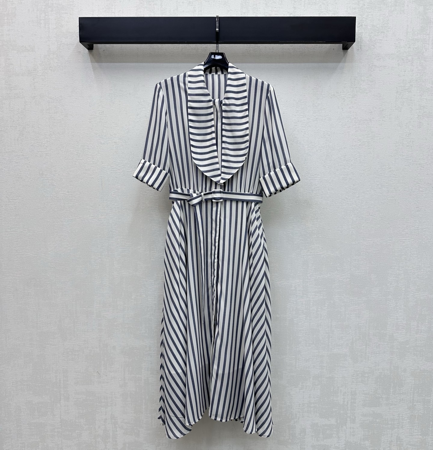NO:836167,Dio*2026 New Arrival Jacquard Striped Dress Customized YB imported jacquard twill silk material Breathable and nourishing, comfortable All-over three-dimensional jacquard vertical stripe element design Adjustable with hidden buttons on the placket to add layering to the look Collar tie to create different shapes at will The fabric's perforated belt tightens and outlines the body line Highlights the brand's tone Development of surface accessories Short-sleeved shirt dress tailoring Easily create an elegant and relaxed atmosphere for daily commuting or light social occasions  High version,,dior,skirts,T-shirt,19860909Dio*2026新品上架提花条纹连衣裙定制YB进口提花斜纹绸材质 透气养肤舒适 通体满铺立体提花竖条纹元素设计 配合开襟隐藏式纽扣调节处理 增添造型层次感 领口系带随意打造不同造型本布穿孔腰带收紧勾勒身材线条 彰显品牌调性 面辅料开发 短袖衬衣裙剪裁 日常通勤还是轻社交场合 都能轻松拿捏优雅又松弛的氛围感  高版本,,dior,skirts,T-shirt,,Women's clothing