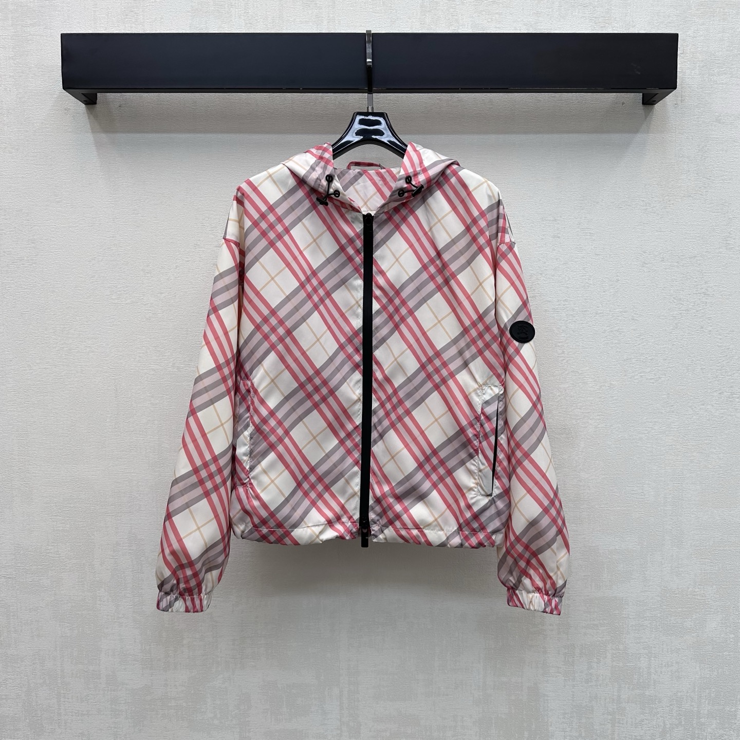 NO:836139,Bur BBR*2026 new arrivals hooded plaid jacket made of imported YB regenerated nylon material. Stiff, comfortable and stylish. Classic red-brown Vichy plaid pattern elements all over the body. It is decorated with the hand sleeve logo war horse engraved rubber label to echo the brand tone. Two-way zipper adjustment with drawstring design and symmetrical pocket details add to the layering of the look. Surface accessories development. Hooded jacket jacket tailoring. Refreshing and advanced daily commuting wear with British college temperament.  High version,,burberry,jackets & coats,jackets & coats,hats,19860909Bur BBR*2026新品上架连帽格纹夹克外套定制YB进口再生尼龙材质 挺括舒适有型 通体经典红棕维希格纹满印图案元素 配合手袖标志战马刻印胶标呼应装饰 彰显品牌调性 开襟双向拉链调节配合抽绳设计对称插兜口袋细节 增添造型层次感 面辅料开发 连帽夹克外套剪裁 日常通勤穿搭清爽高级 自带英伦学院气质 高版本,,burberry,jackets & coats,jackets & coats,hats,,Women's clothing