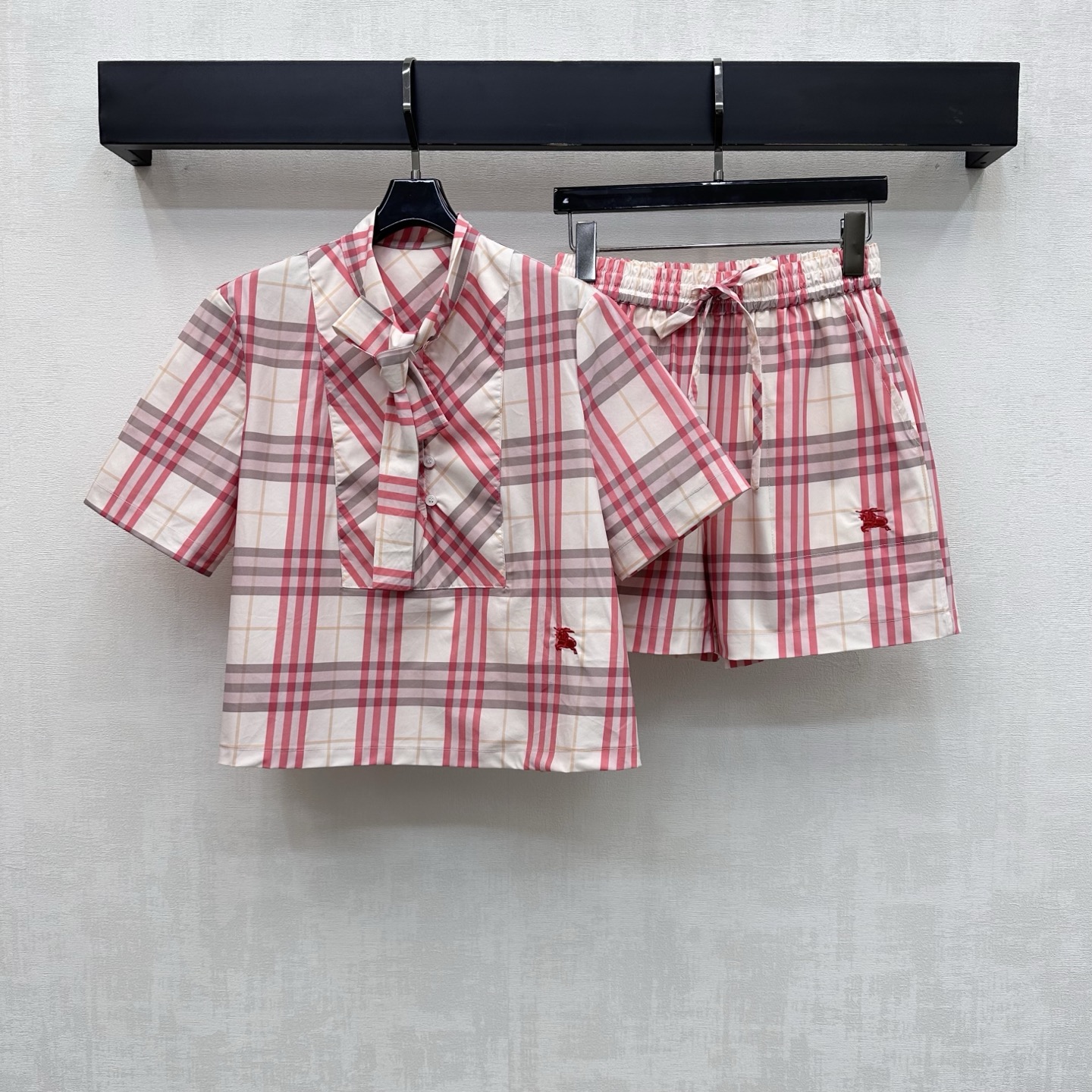 NO:836153,Bur BBR*2026 new arrival plaid shirt shorts suit customized YB imported twill cotton material. The texture is crisp and breathable, sweat-absorbent and skin-friendly. The whole body is designed with classic red brown and off-white interweaving Vichy plaid elements. It echoes the red war horse embroidered logo decoration on the waist and leg sides to highlight the brand tone. The button adjustment of the top is matched with the collar's natural fabric lace design to add layering to the look. The drawstring at the waist has a neat line. Development of surface accessories  Lace-up short-sleeved shirt and drawstring shorts cut. Refreshing and high-end daily commuting outfit with British college style. High version, burberry, shorts, T-shirt,19860909Bur BBR*2026新品上架格纹衬衣短裤套装定制YB进口斜纹全棉材质 质地挺括透气 吸汗亲肤 通体采用经典红棕与米白交织维希格纹元素设计 呼应腰侧与腿侧红色战马刺绣徽标装饰 彰显品牌调性 上衣半开襟纽扣调节配合领边本布系带设计 增添造型层次感 腰部抽绳利落线条感 面辅料开发 系带短袖衬衣抽绳短裤剪裁 日常通勤成套穿搭清爽高级 自带英伦学院气质 高版本,,burberry,shorts,T-shirt,,Women's clothing