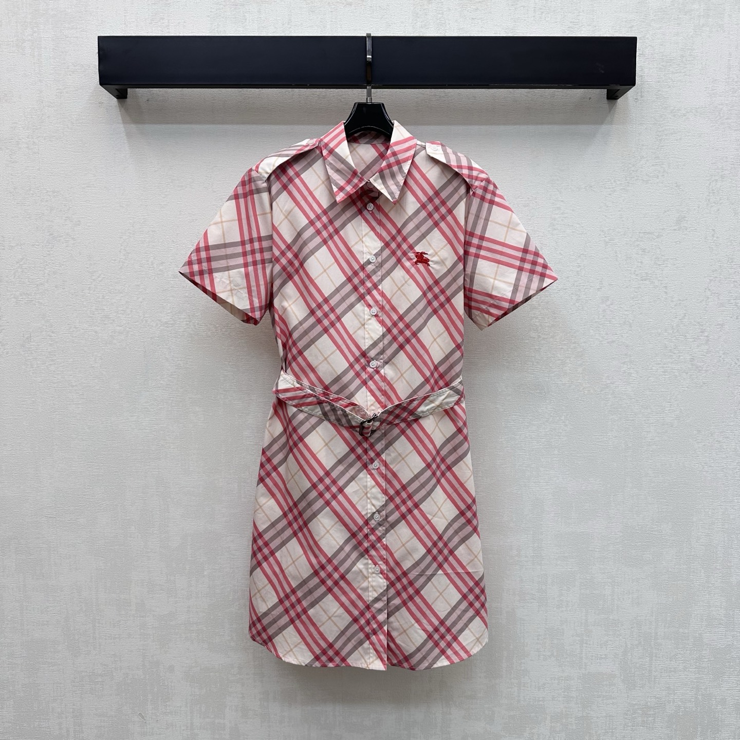 NO:836145,Bur BBR*2026 new arrivals plaid short-sleeved shirt dress made of YB imported twill cotton material. The texture is crisp and breathable, sweat-absorbent and skin-friendly. The whole body is designed with classic red brown and off-white interweaving Vichy plaid elements. It echoes the red war horse embroidered logo decoration on the chest and highlights the brand tone. The placket button adjustment is combined with the waist fabric perforated belt to freely adjust the waist to add a sense of layering to the look. The loose silhouette hem is slightly arc cut and modified to provide neat lines. Development of surface accessories.  Lapel short-sleeved dress cut. Refreshing and high-end for daily commuting. It has a British college temperament. High version, burberry, skirts, T-shirt,19860909Bur BBR*2026新品上架格纹短袖衬衣裙定制YB进口斜纹全棉材质 质地挺括透气 吸汗亲肤 通体采用经典红棕与米白交织维希格纹元素设计 呼应胸前红色战马刺绣徽标装饰 彰显品牌调性 开襟纽扣调节配合腰部本布穿孔腰带自由调节收腰处理 增添造型层次感 宽松廓形下摆微弧裁剪修饰 利落线条感 面辅料开发 翻领短袖连衣裙剪裁 日常通勤穿搭清爽高级 自带英伦学院气质 高版本,,burberry,skirts,T-shirt,,Women's clothing