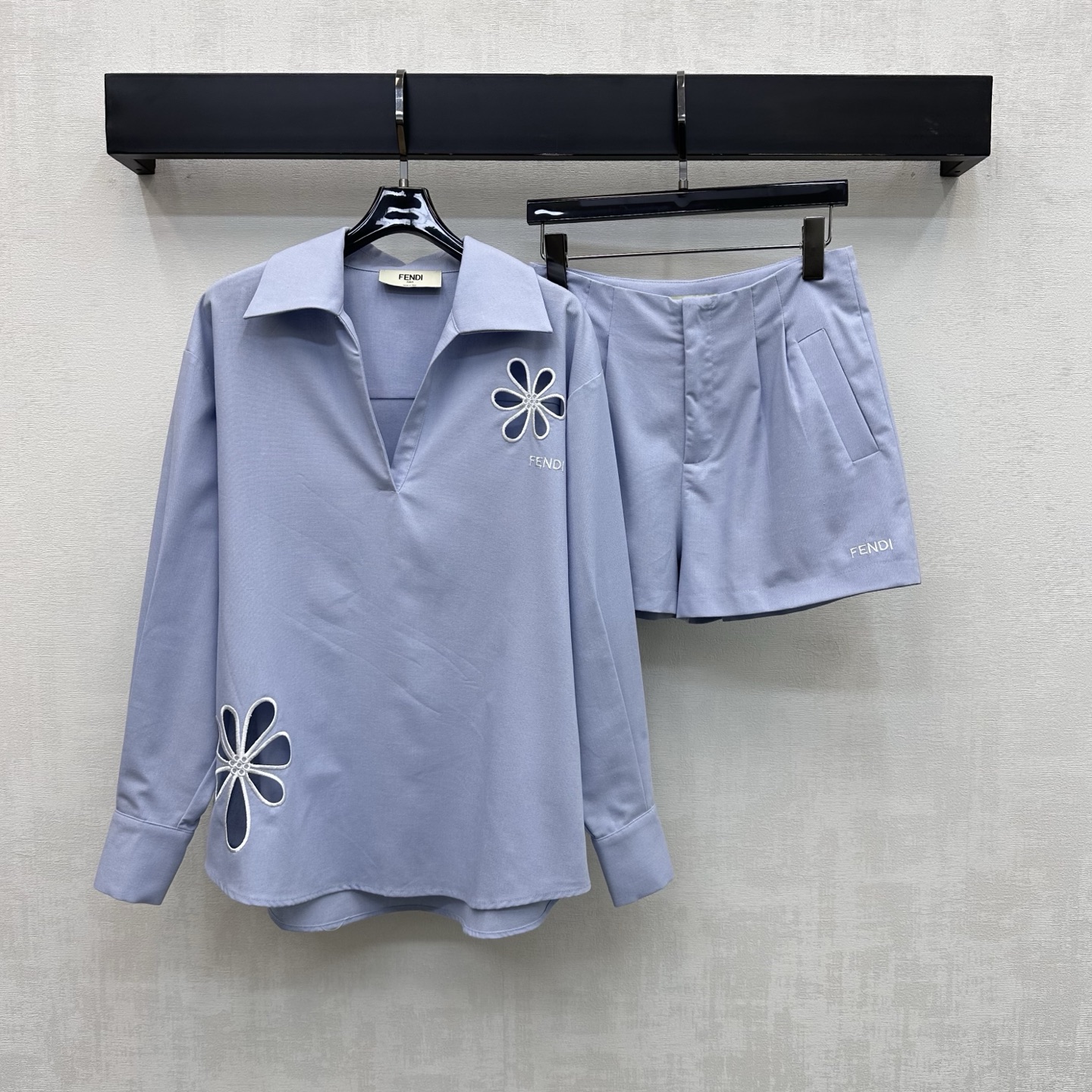 NO:836107,Fend*2026 new arrival embroidered top and shorts suit customized with YB imported cotton and linen material. Delicate, crisp and stylish. The top is decorated with hand-made hollow embroidery pattern design to add layering to the look. The chest is embellished with iconic letter embroidered logo decoration, which echoes the details of the bottoms and highlights the brand tone. Development of surface accessories. Lapel long-sleeved tops with the same series of high-waisted shorts. The complete set is high-end and lazy. High version 2 colors, fendi, shorts,19860909Fend*2026新品上架绣花上衣短裤套装定制YB进口棉麻材质 细腻挺括有型 上衣饰以手工镂空绣花图案设计 增添造型层次感 胸口点缀标志性字母刺绣徽标装饰 呼应下装细节 彰显品牌调性 面辅料开发 翻领长袖上衣同系列高腰短裤 成套穿搭高级慵懒  高版本2色,,fendi,shorts,,Women's clothing