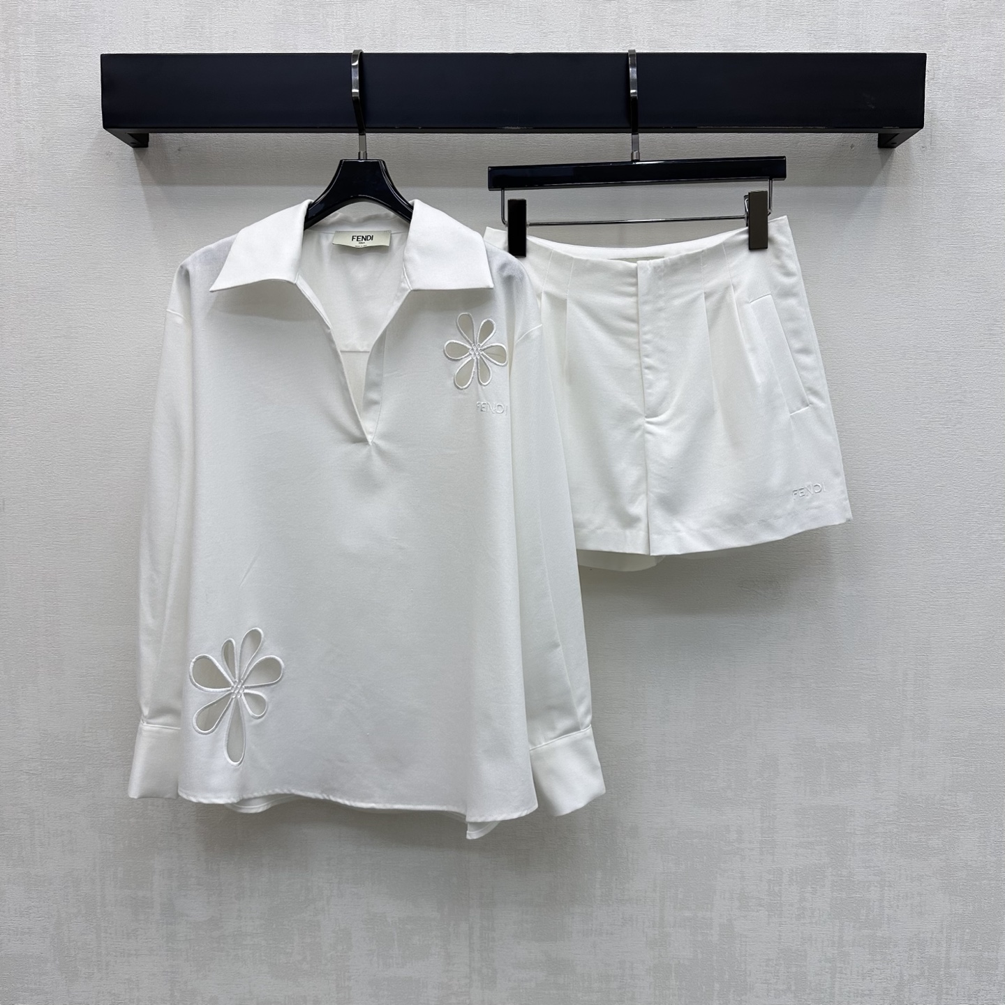 NO:836097,Fend*2026 new arrival embroidered top and shorts suit customized with YB imported cotton and linen material. Delicate, crisp and stylish. The top is decorated with hand-made hollow embroidery pattern design to add layering to the look. The chest is embellished with iconic letter embroidered logo decoration, which echoes the details of the bottoms and highlights the brand tone. Development of surface accessories. Lapel long-sleeved tops with the same series of high-waisted shorts. The complete set is high-end and lazy. High version 2 colors, fendi, shorts,19860909Fend*2026新品上架绣花上衣短裤套装定制YB进口棉麻材质 细腻挺括有型 上衣饰以手工镂空绣花图案设计 增添造型层次感 胸口点缀标志性字母刺绣徽标装饰 呼应下装细节 彰显品牌调性 面辅料开发 翻领长袖上衣同系列高腰短裤 成套穿搭高级慵懒  高版本2色,,fendi,shorts,,Women's clothing