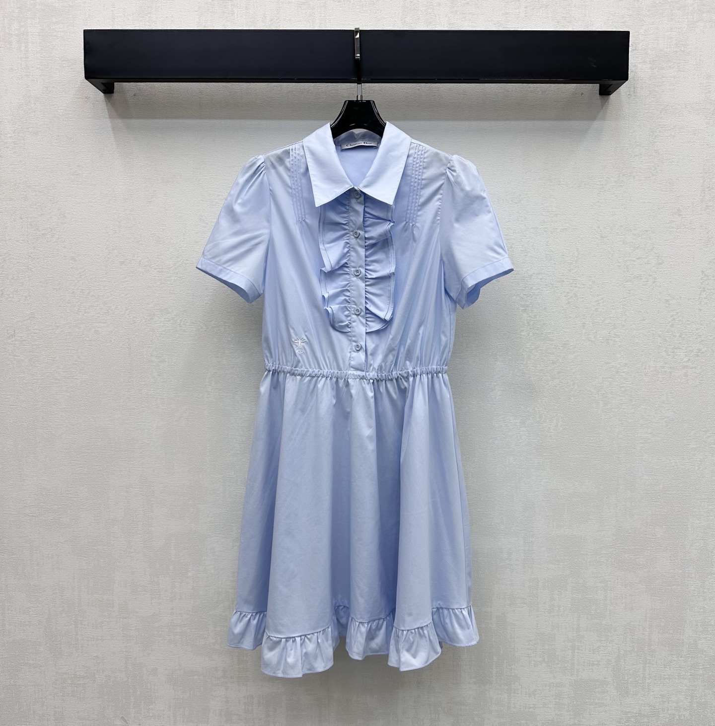 NO:836108,Dio*2026 New Arrival Lace Belt Dress Customized YB Twill Cotton Material Draped, Comfortable and Stylish. The half- placket button adjustment is used to match the three-dimensional ruffled lace design on the chest to add layering to the look. It adds a European-style palace luxury atmosphere. The neat pleated skirt cutting details show texture. The plain color is versatile and not attractive. The waist is embellished with the iconic CD bee embroidery logo decoration to highlight the brand's tone. Surface accessories development. Lapel short-sleeved dress tailoring.  Modify the figure and wear a calming temperament. High version, dior, skirts, T-shirt,19860909Dio*2026新品上架花边腰带连衣裙定制YB斜纹全棉材质 垂顺舒适有型 沿用半开襟纽扣调节配合胸前立体皱褶花边设计 增添造型层次感 更添欧式的宫廷华贵气息 利落压褶裙摆裁剪细节展现质感 大身素色百搭不挑人 腰侧点缀标志性CD蜜蜂刺绣徽标装饰 彰显品牌调性 面辅料开发 翻领短袖连衣裙剪裁 修饰身材穿搭气质恬静  高版本,,dior,skirts,T-shirt,,Women's clothing